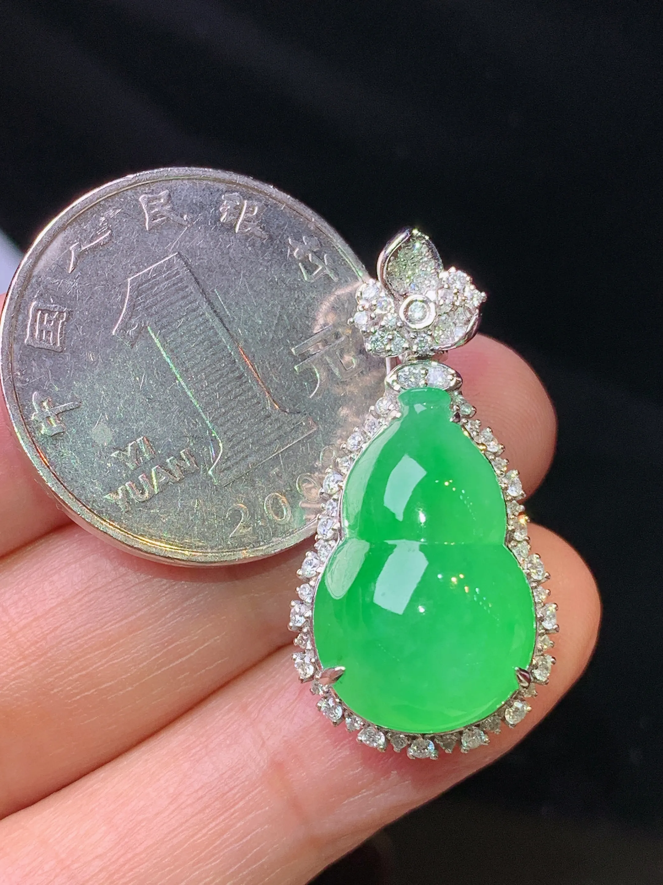 18k金钻镶嵌翠绿葫芦吊坠 玉质细腻 色泽艳丽清新 整体尺寸31.6*16*13.7