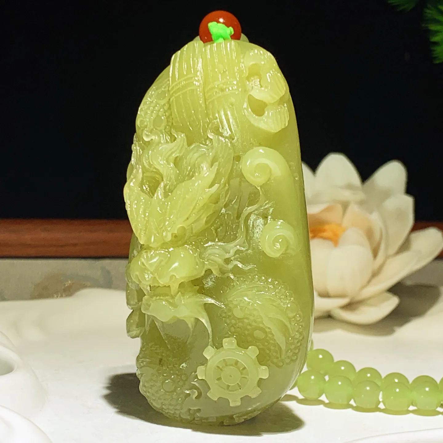 新疆若羌黄口料龙佑一方把件 尺寸70/37/24重128克。玉质细腻油润。手推出油。佩戴高端典雅。l