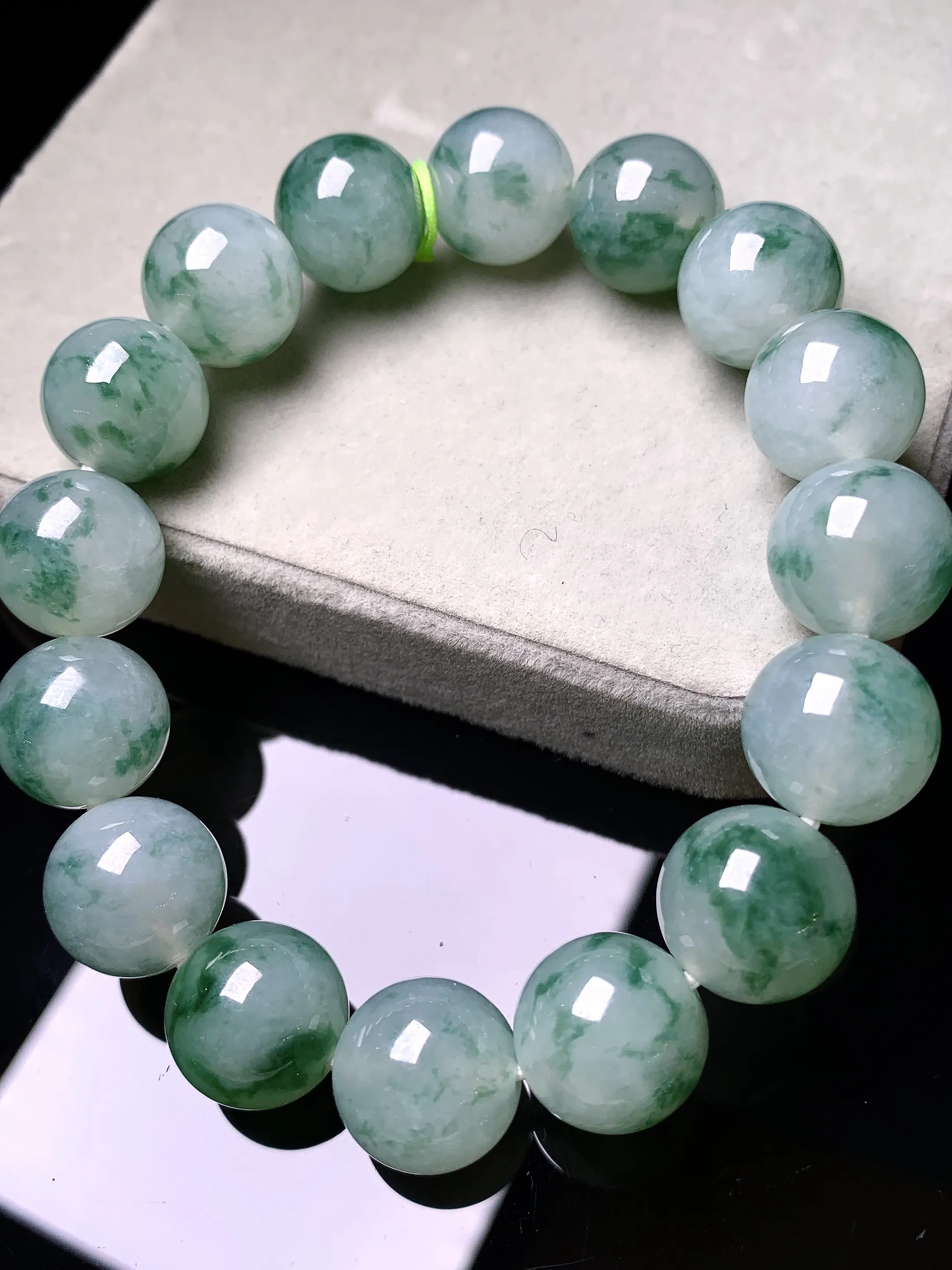 飘花圆珠手链 玉质细腻 色泽清新艳丽 整体尺寸12.8