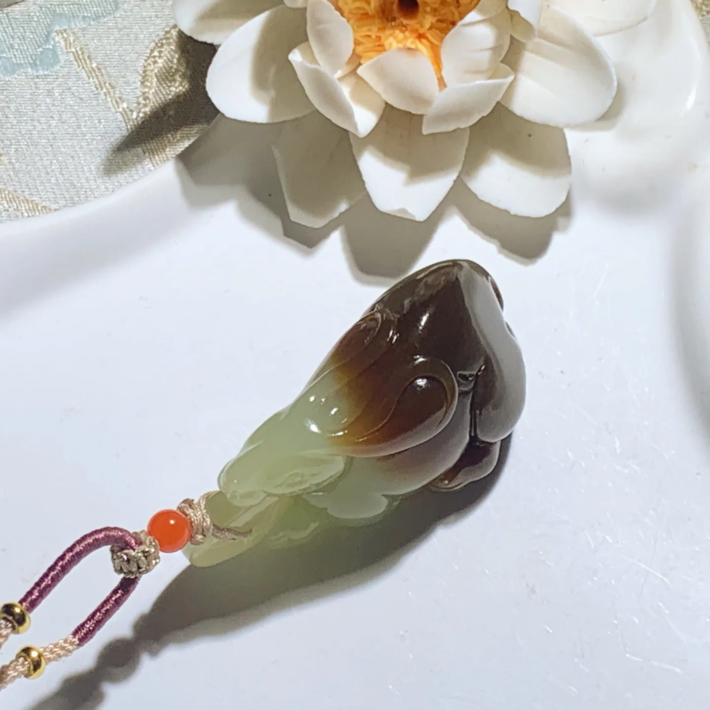 新疆若羌黄口糖料前途无量兔子挂件。尺寸51/22/25重39克。玉质细腻油润。手推出油。佩戴高端典雅。lt260122