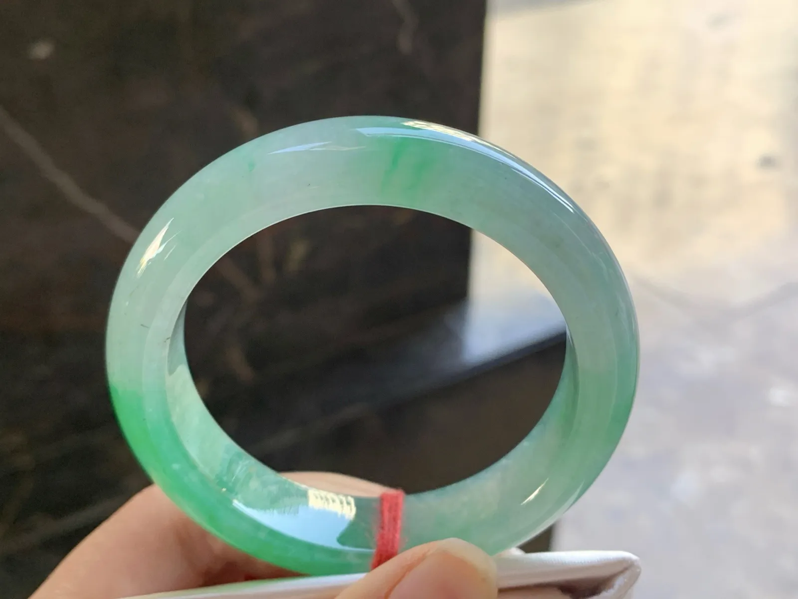 54-13.3-8.7

绿色手镯^_^颜色鲜艳 玉质温润 起光