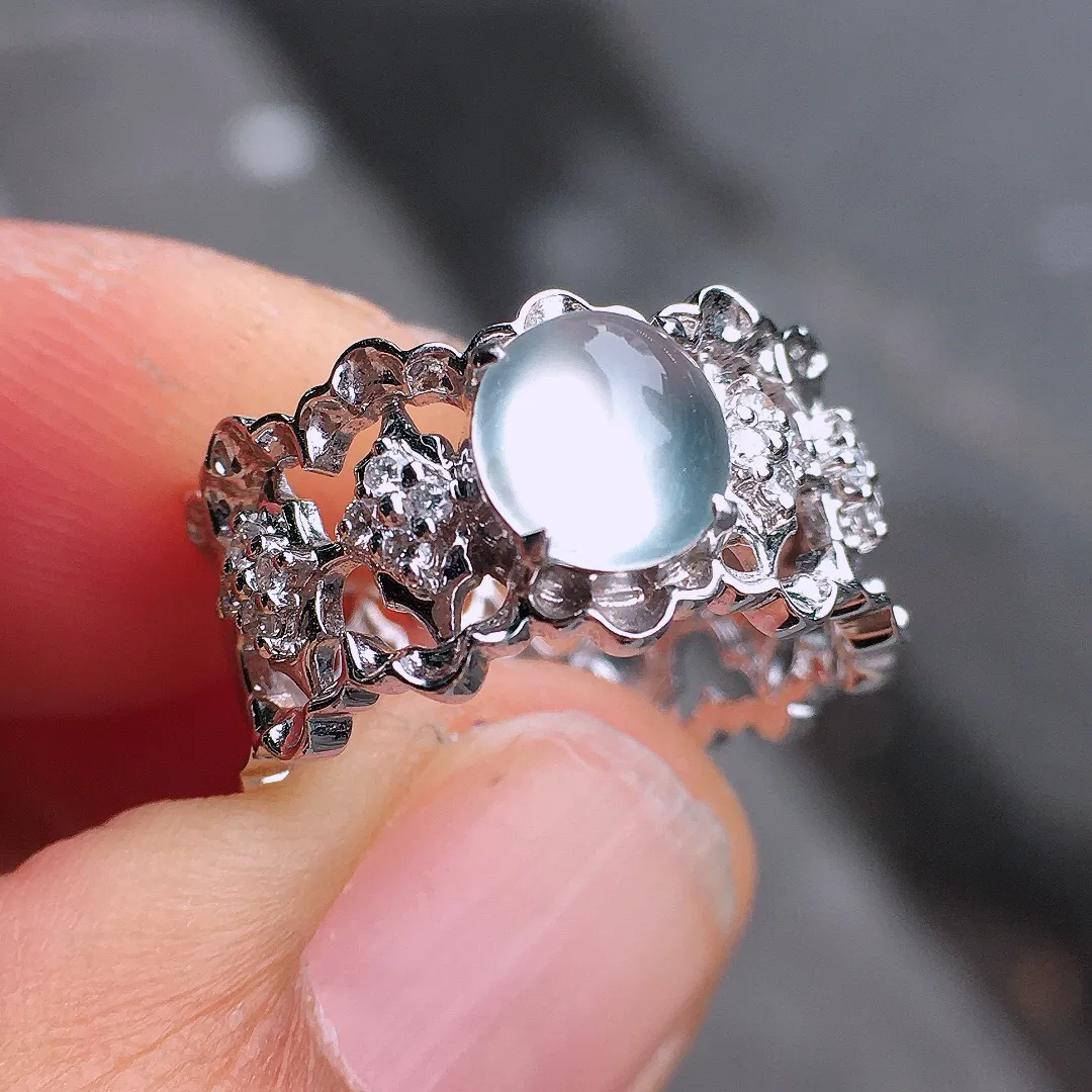 玻璃种蛋面戒指，玉质细腻，荧光感超
强，饱满圆润，尽显优雅气质，18k
金豪华镶嵌