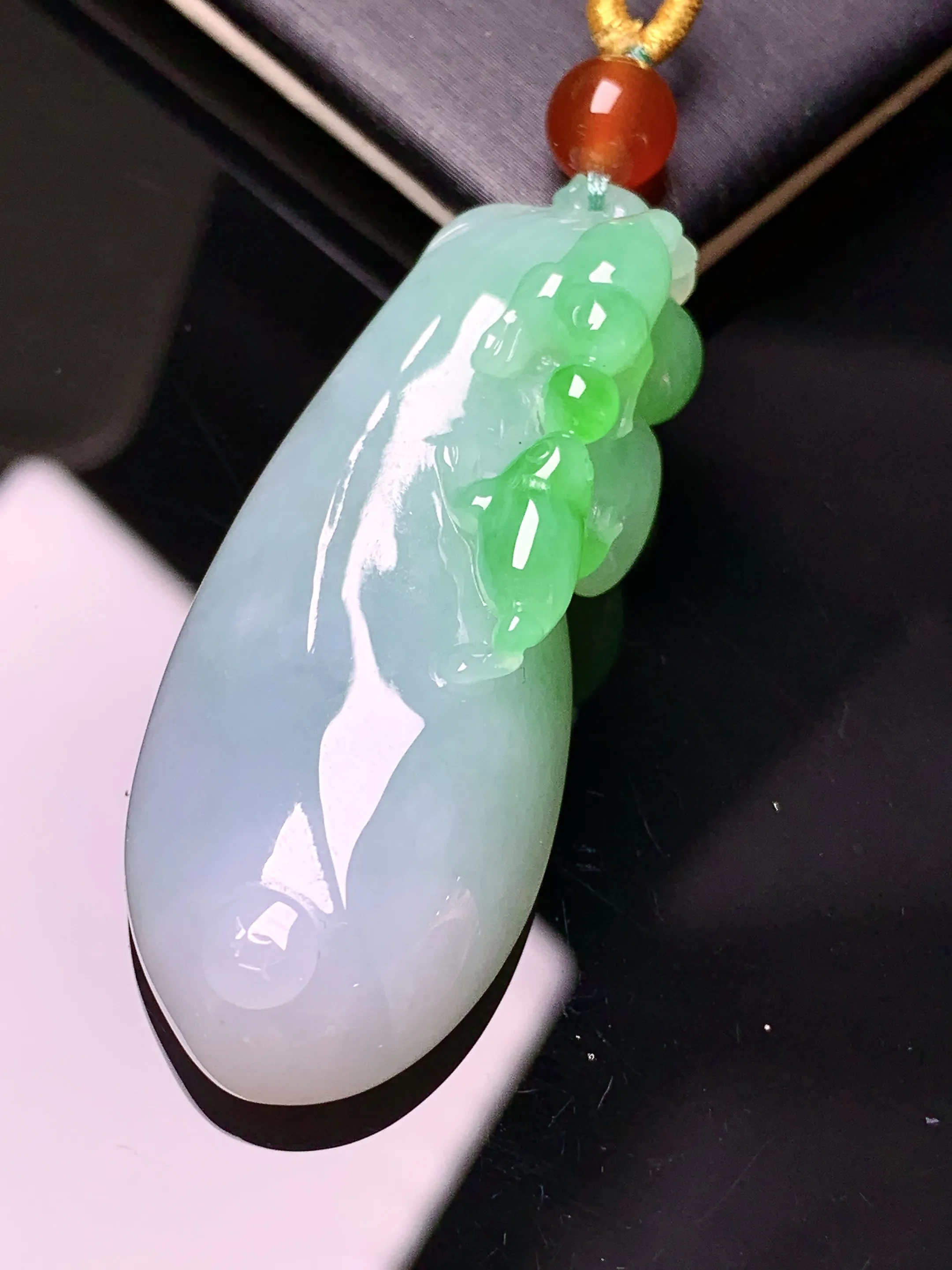 飘绿福瓜吊坠 玉质细腻 色泽清新艳丽 整体尺寸45.5*18*10.6