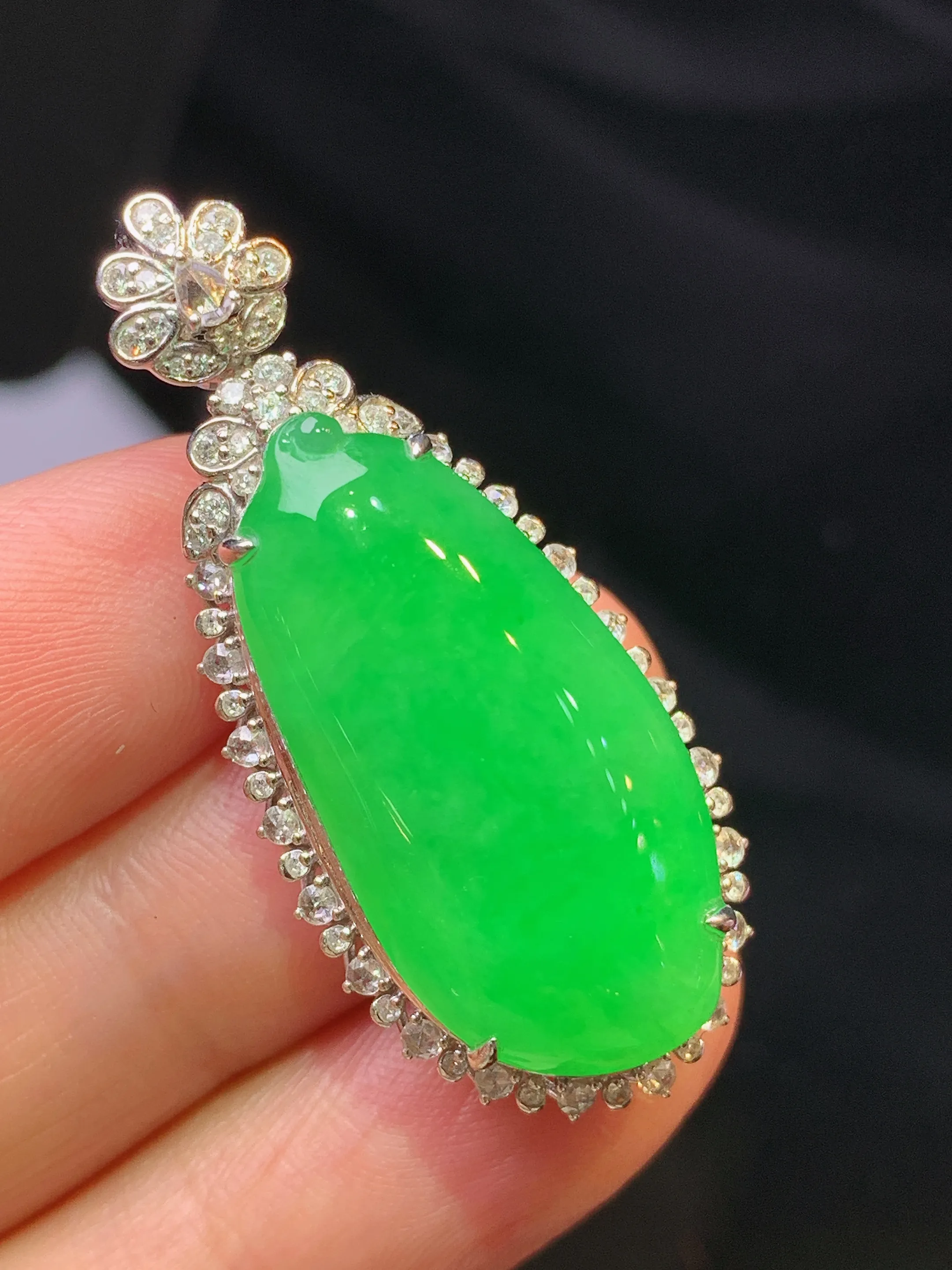 18k金钻镶嵌翠绿福瓜吊坠 玉质细腻 色泽艳丽清新 整体尺寸39*17*12.5