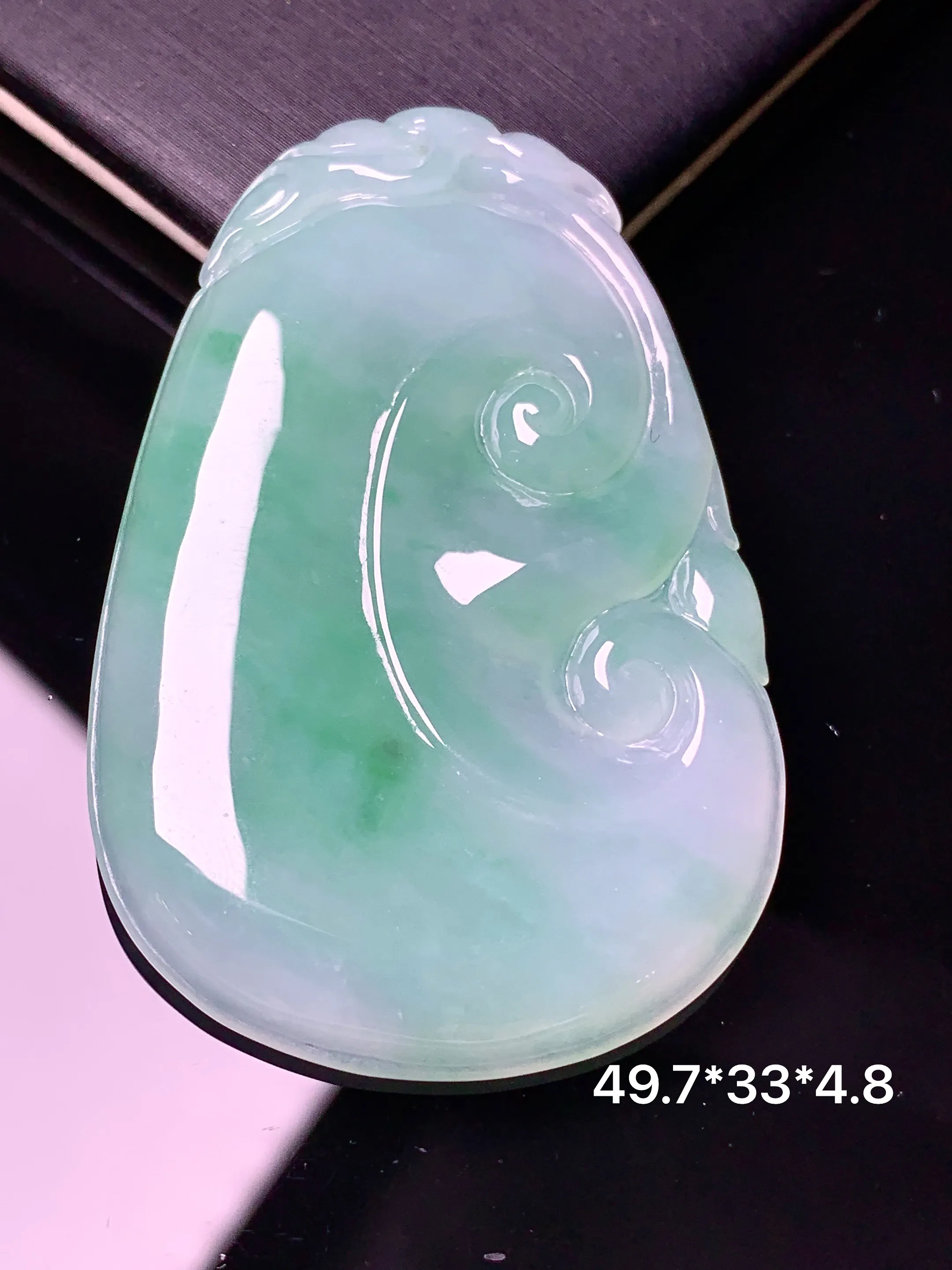 飘绿如意吊坠 玉质细腻 色泽艳丽清新 整体尺寸 49.7*33*4.8