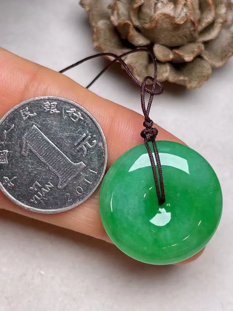 冰糯种辣色【平安扣】吊坠，种水好，玉质细腻 ，卖相好.