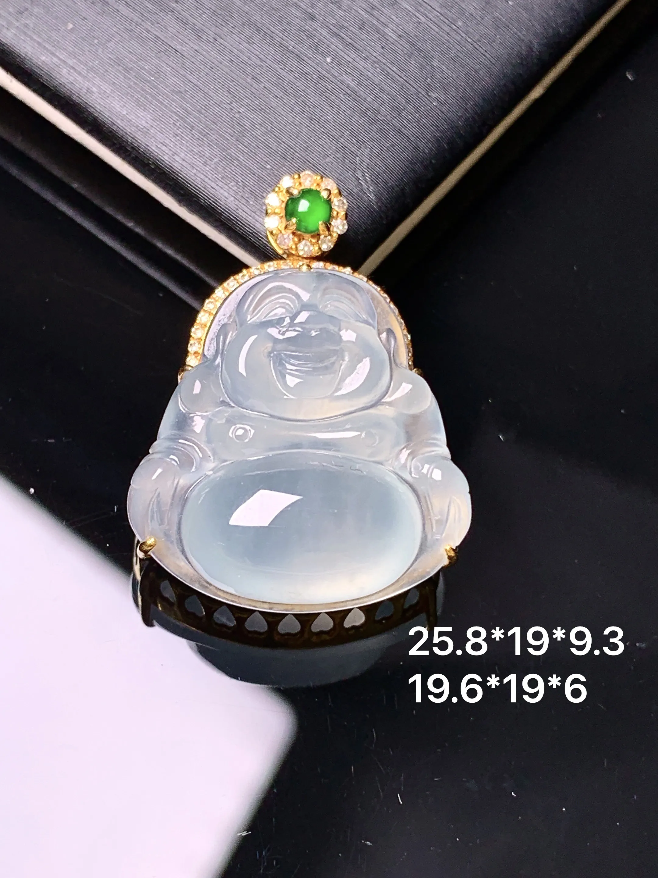 18k金钻镶嵌冰种佛公吊坠 玉质细腻 色泽艳丽清新 整体尺寸25.8*19*9.3