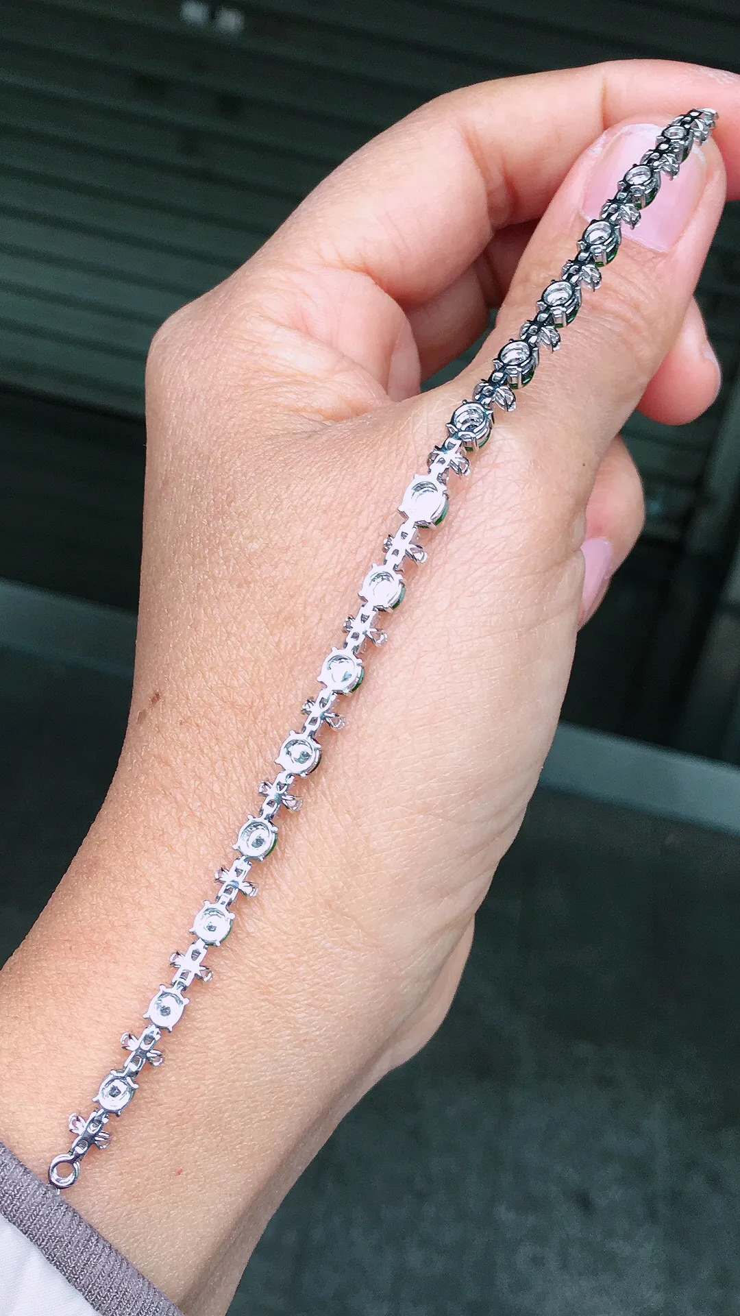 阳绿蛋面手链，色泽均匀艳丽，玉质细腻，荧光感超
强，饱满圆润，尽显优雅气质，18k
金豪华镶嵌