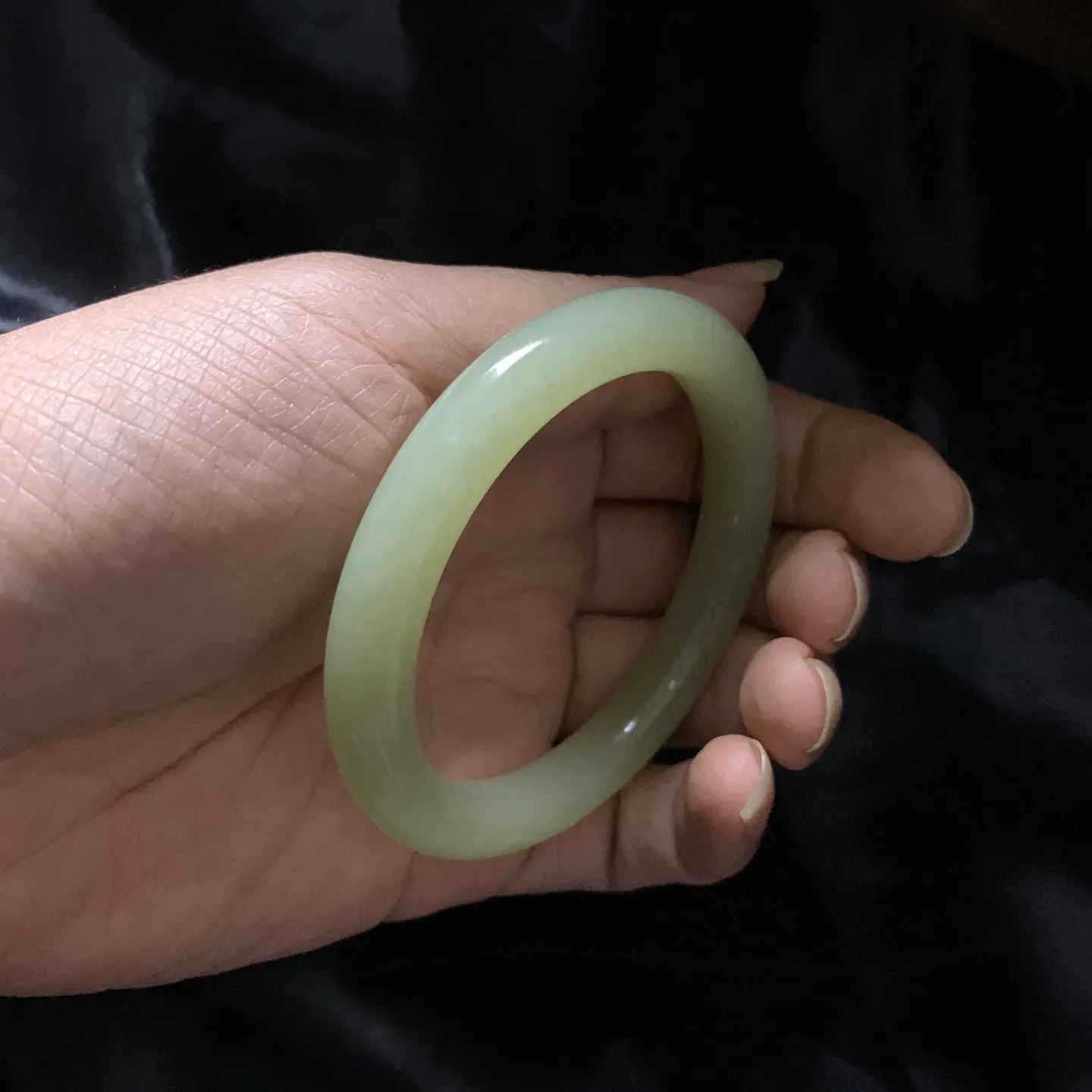 56圈口和田玉黄口料手镯【挽间柔情】，和田玉56圈口黄口料手镯，镯型古朴典雅。在诗情画意的雨巷相遇，