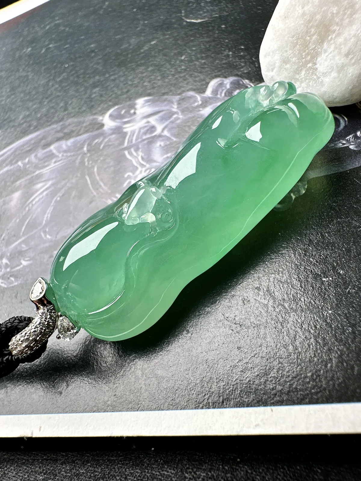 【冰种满绿呱呱来财吊坠】大尺寸佛手瓜，质地冰润细腻，种老起光，收藏品质，18k金钻镶嵌扣头，裸石尺寸51.5*20*16毫米