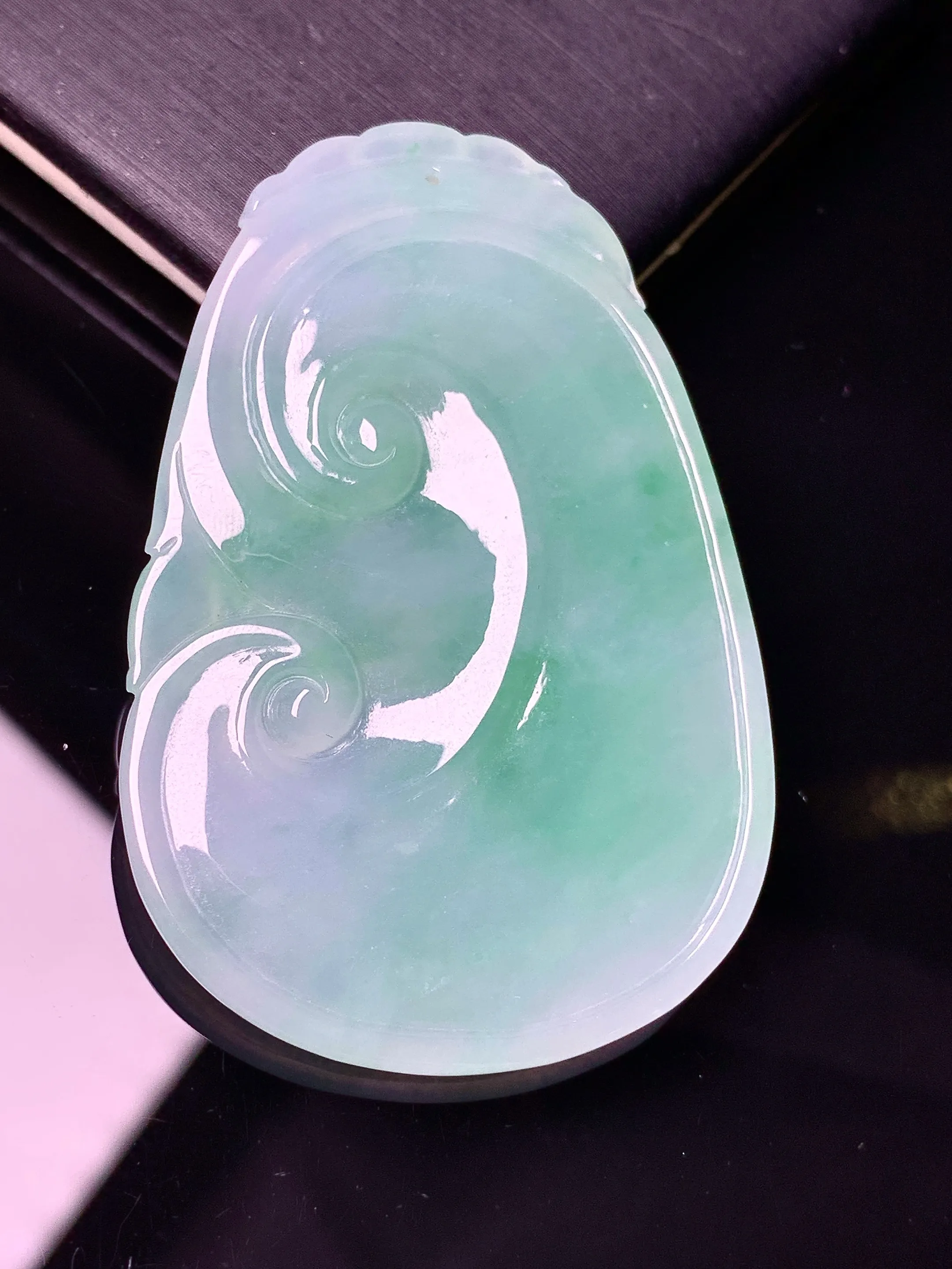 飘绿如意吊坠 玉质细腻 色泽艳丽清新 整体尺寸 49.7*33*4.8