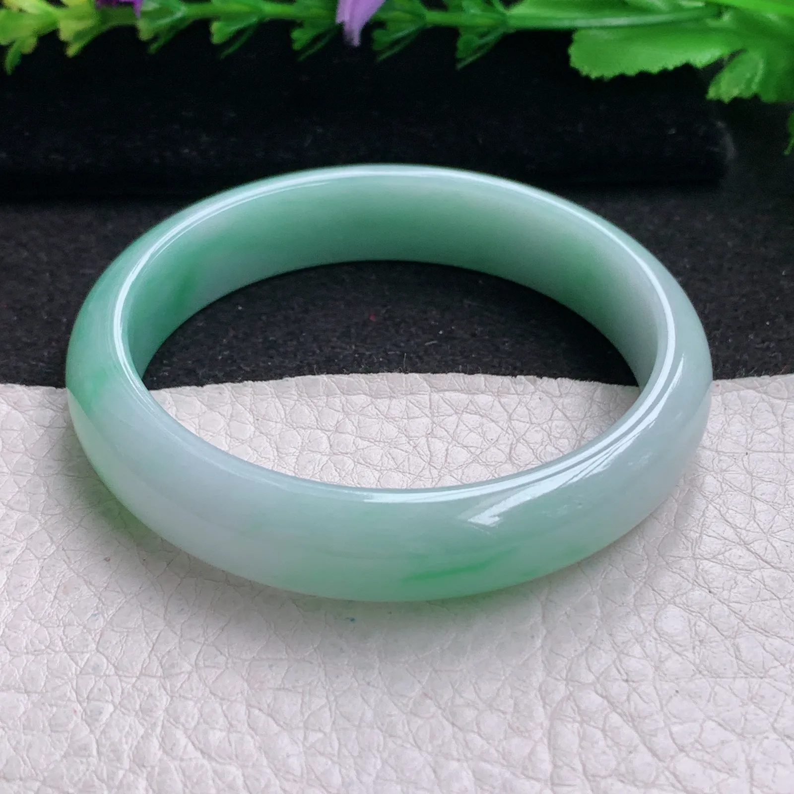 js实拍55*12.3*7平安镯 缅甸翡翠精美晴美飘绿宽边玉手镯 玉手环