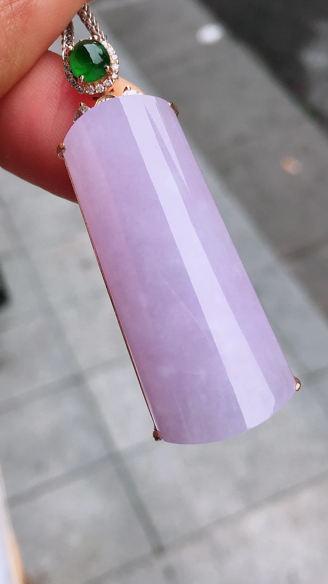 淡紫罗兰无事牌吊坠，色泽均匀艳丽，玉质细腻，荧光感超
强，饱满圆润，尽显优雅气质，18k
金豪华镶嵌