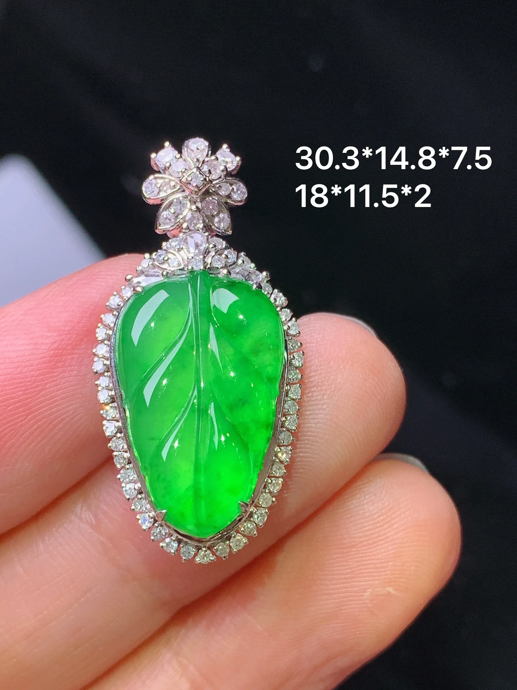 18k金钻镶嵌满绿树叶吊坠 玉质细腻 色泽艳丽清新 整体尺寸30.3*14.8*7.5