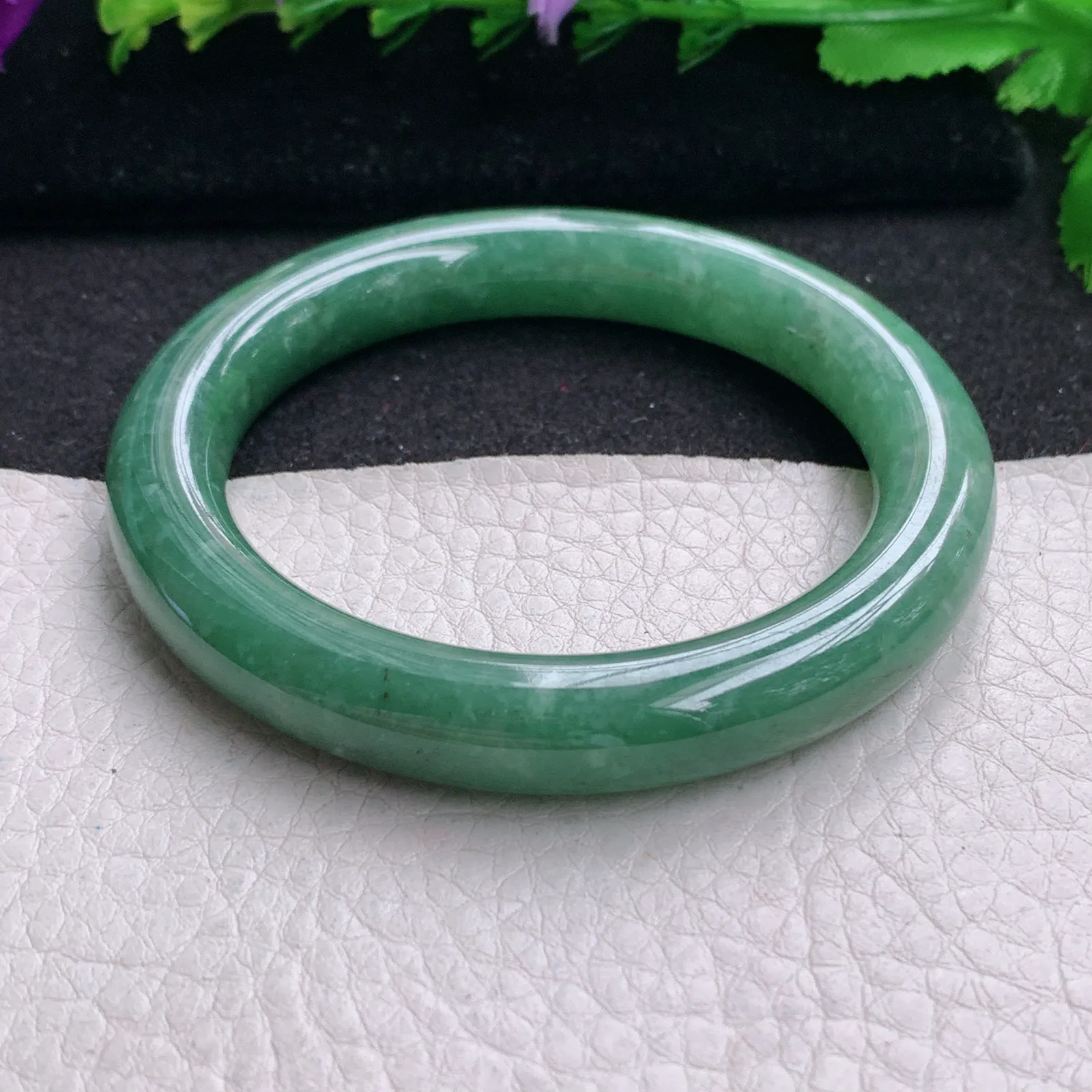 z实拍54.5*10美人镯 缅甸翡翠精飘温绿水润圆条玉手镯 玉手环