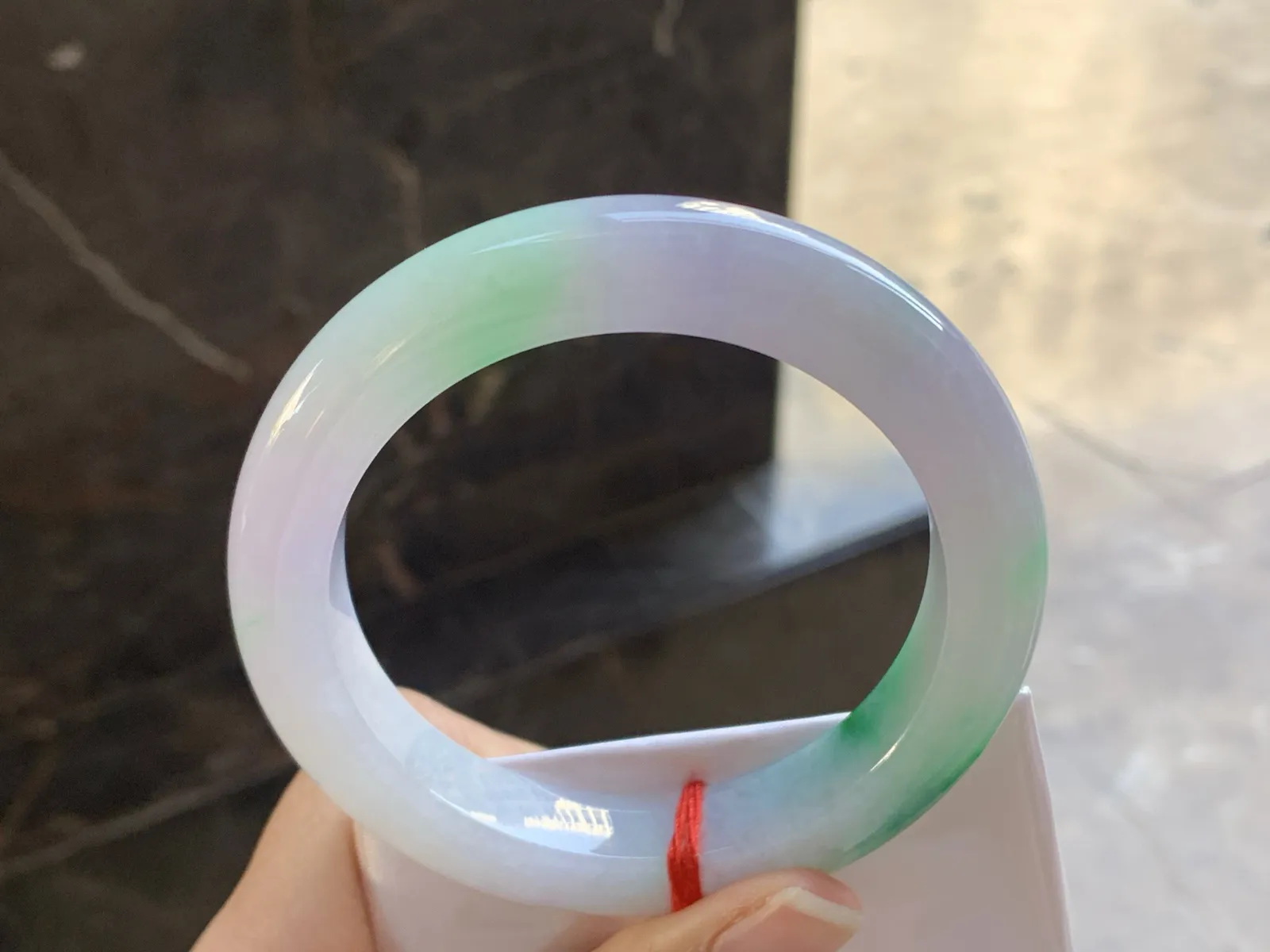 57-12.3-10.4

辣绿色手镯^_^颜色鲜艳 玉质温润