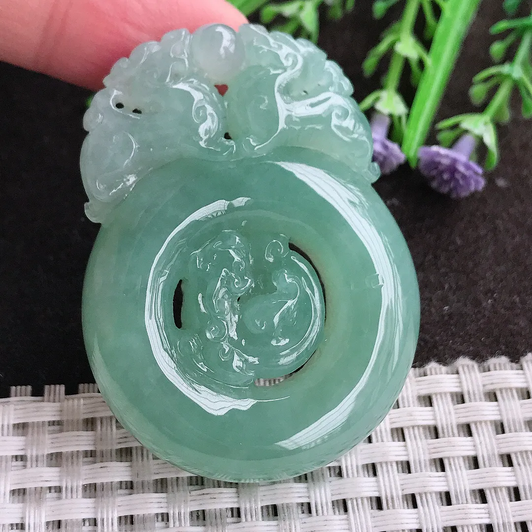 实拍A货翡翠53.4/39.8/9.3老坑冰胶果冻冰晴满绿仿古貔貅吊坠翡翠玉牌挂件