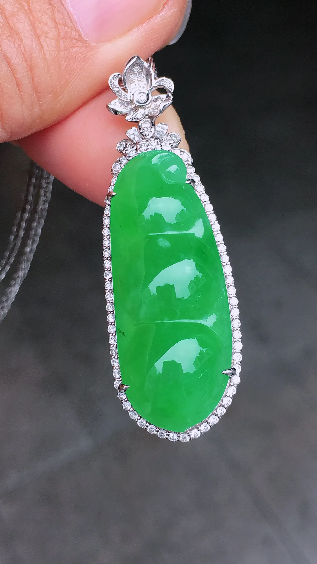 阳绿福豆吊坠，色泽均匀艳丽，玉质细腻，荧光感超
强，饱满圆润，尽显优雅气质，18k
金豪华镶嵌