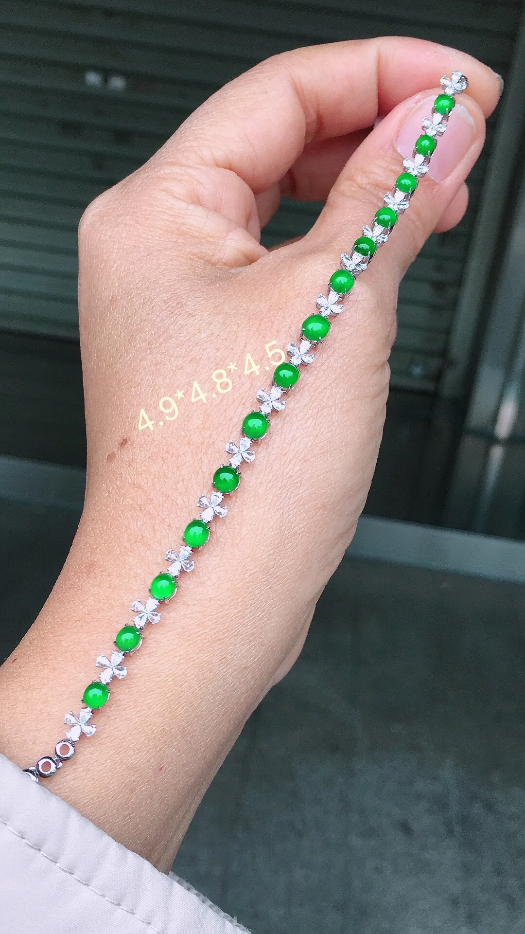 阳绿蛋面手链，色泽均匀艳丽，玉质细腻，荧光感超
强，饱满圆润，尽显优雅气质，18k
金豪华镶嵌