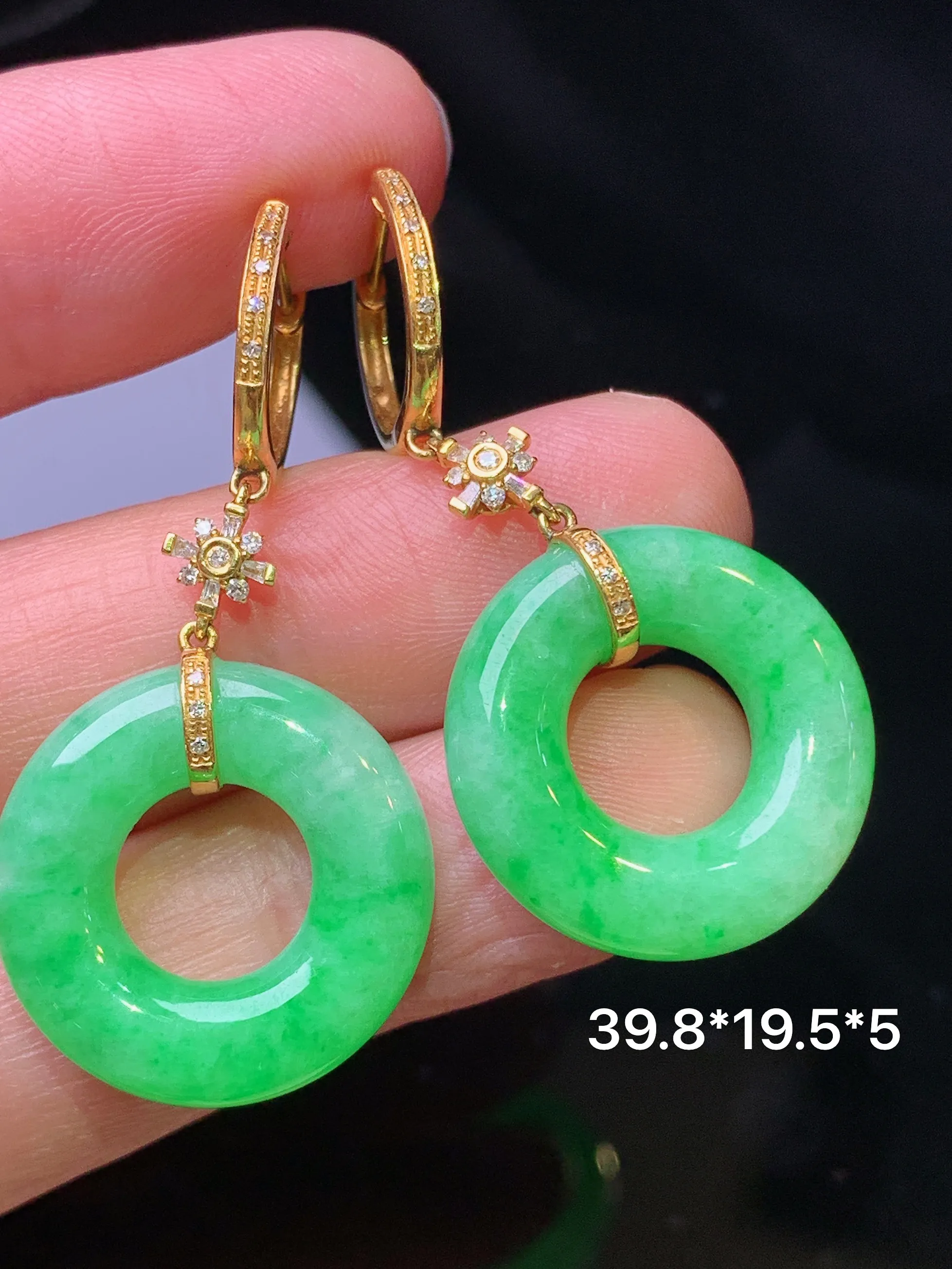 18k金钻镶嵌翠绿平安环耳坠 玉质细腻 色泽艳丽清新 整体尺寸 39.8*19.5*5