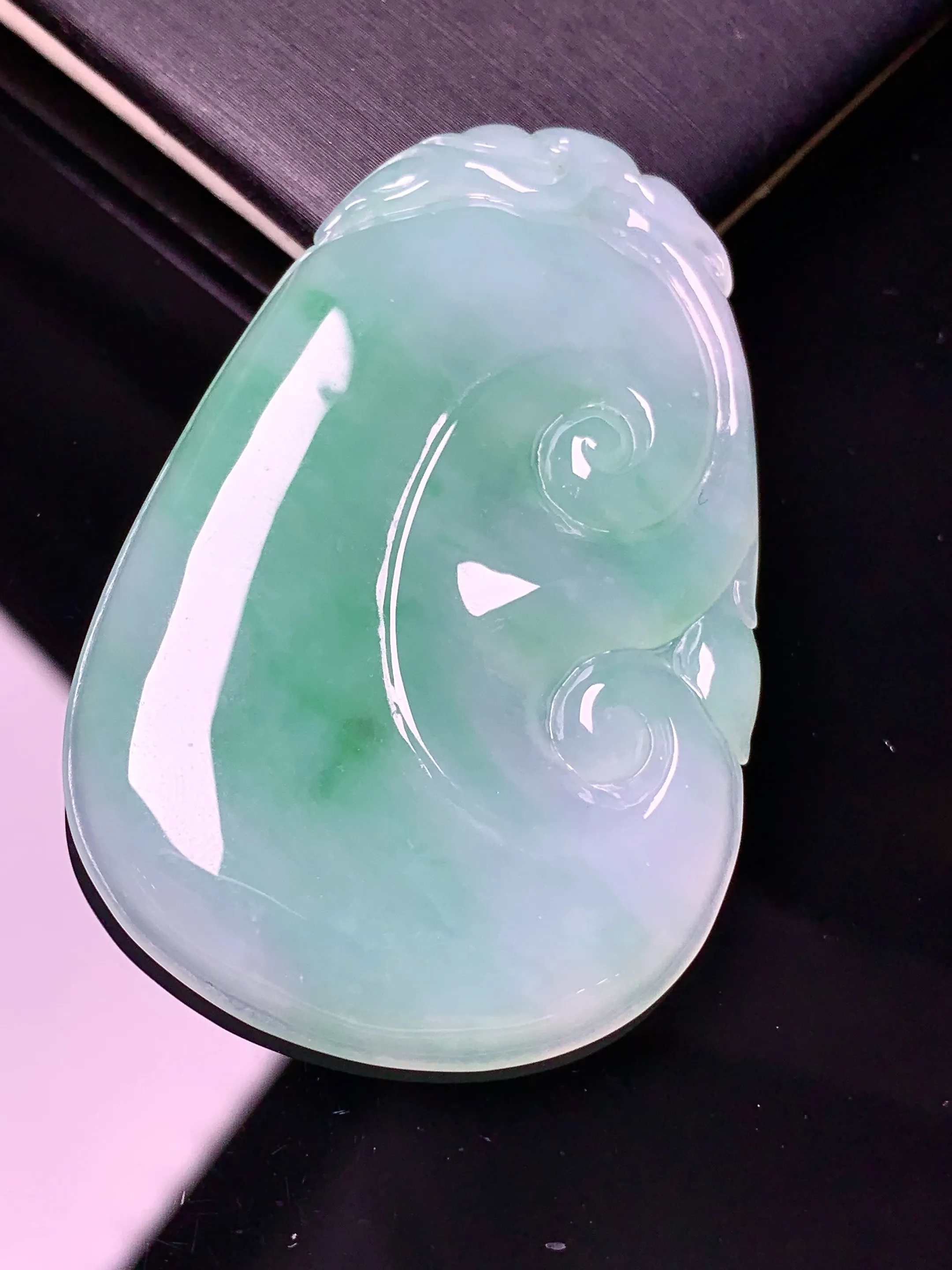 飘绿如意吊坠 玉质细腻 色泽艳丽清新 整体尺寸 49.7*33*4.8