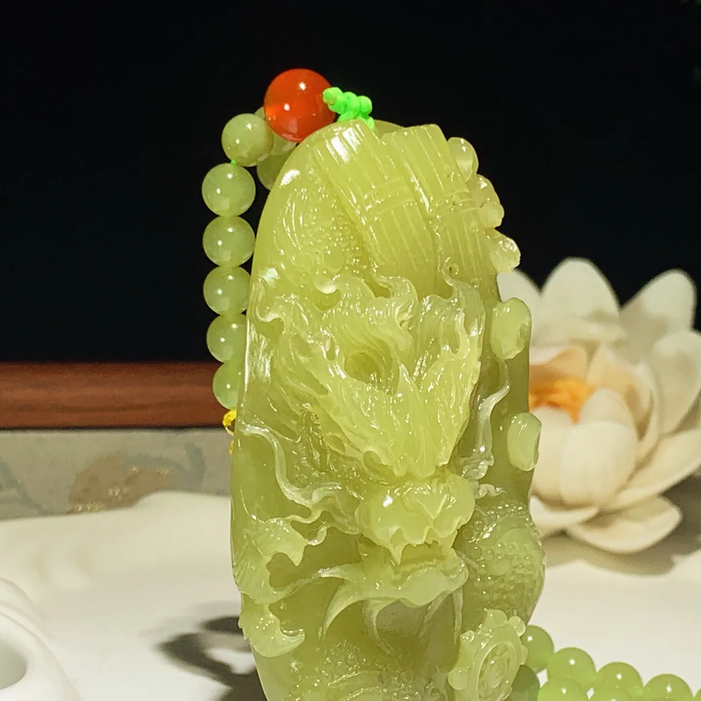 新疆若羌黄口料龙佑一方把件 尺寸70/37/24重128克。玉质细腻油润。手推出油。佩戴高端典雅。lt260122