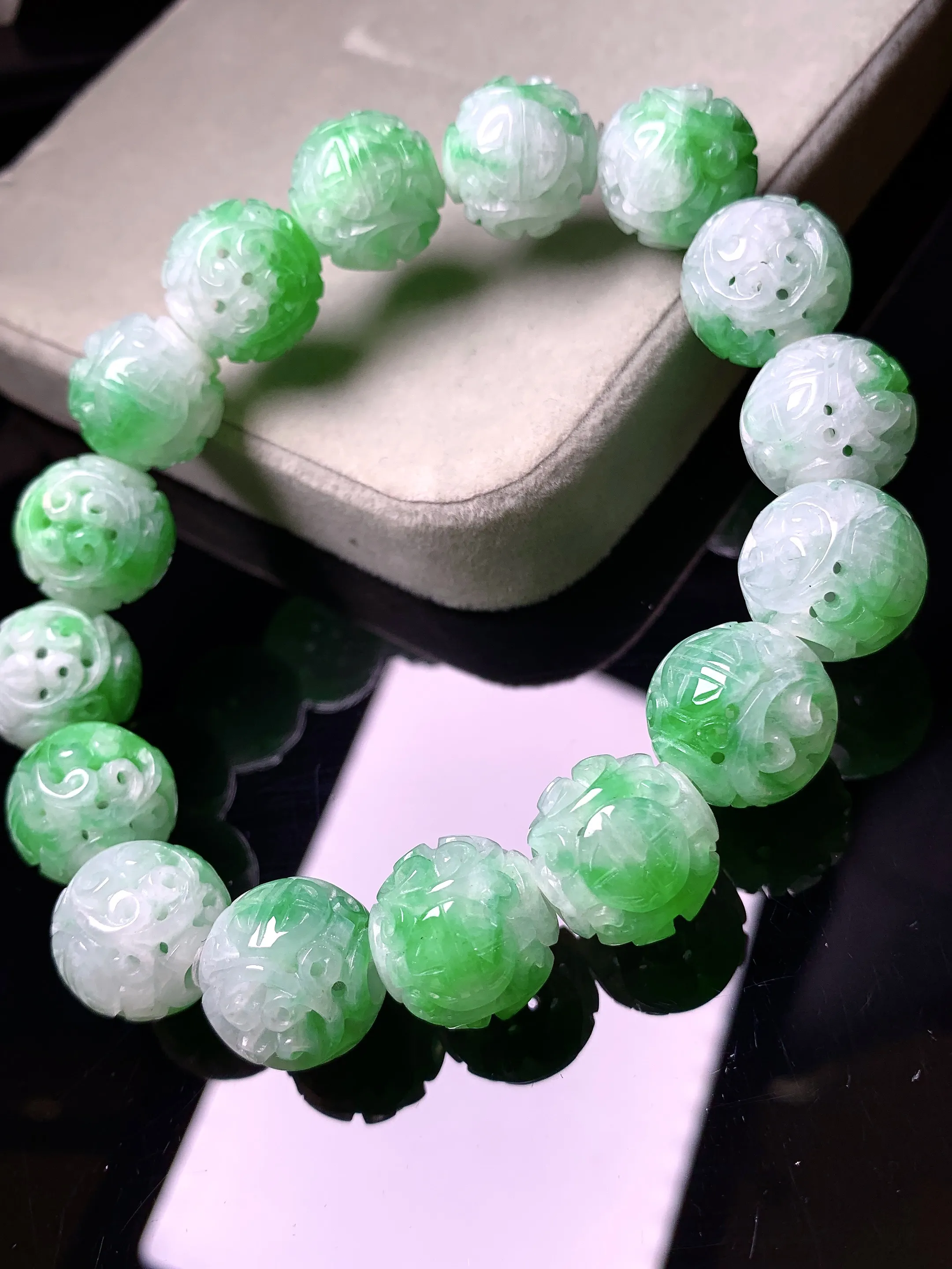飘绿雕花圆珠手链 玉质细腻 色泽清新艳丽 整体尺寸13.8