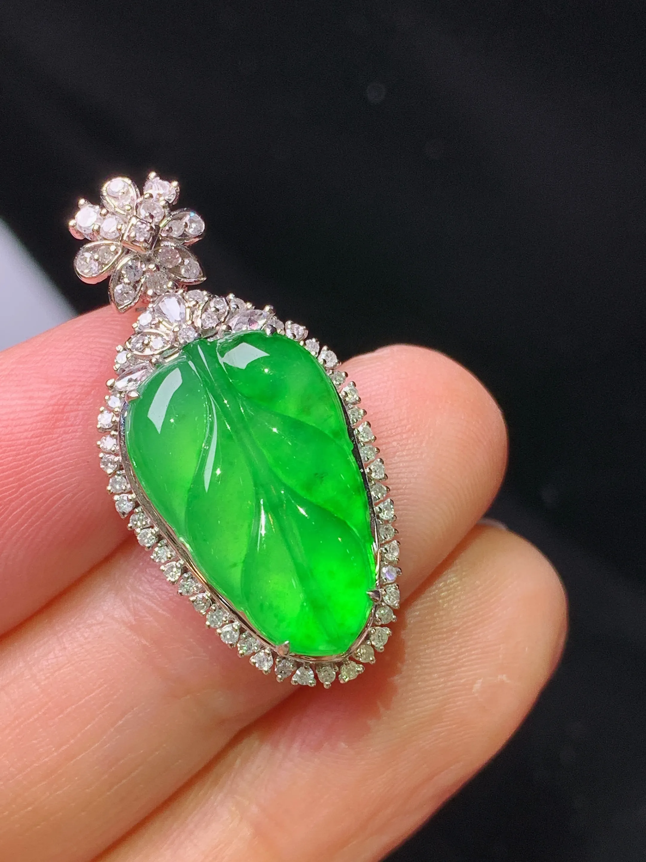 18k金钻镶嵌满绿树叶吊坠 玉质细腻 色泽艳丽清新 整体尺寸30.3*14.8*7.5