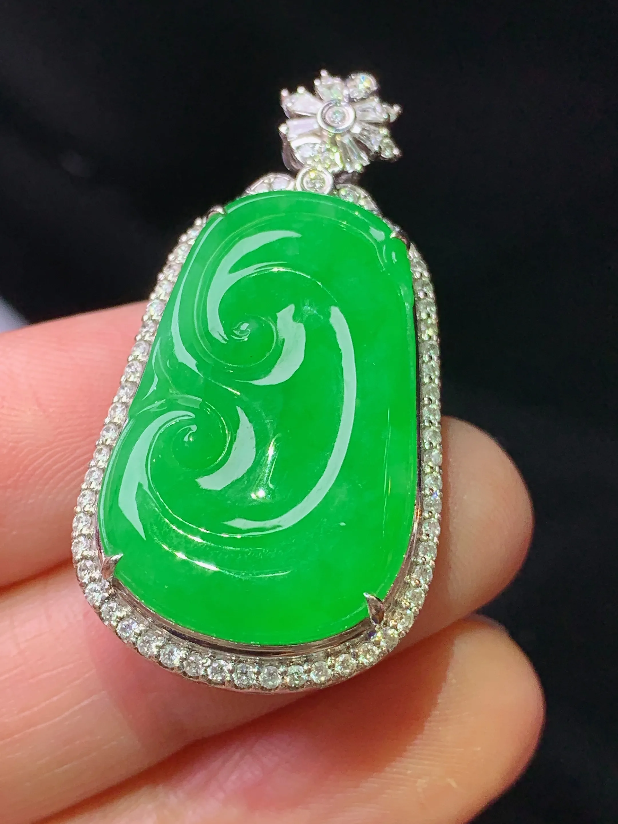 18k金钻镶嵌满绿如意吊坠 玉质细腻 色泽艳丽清新 整体尺寸37.6*19.6*9.8