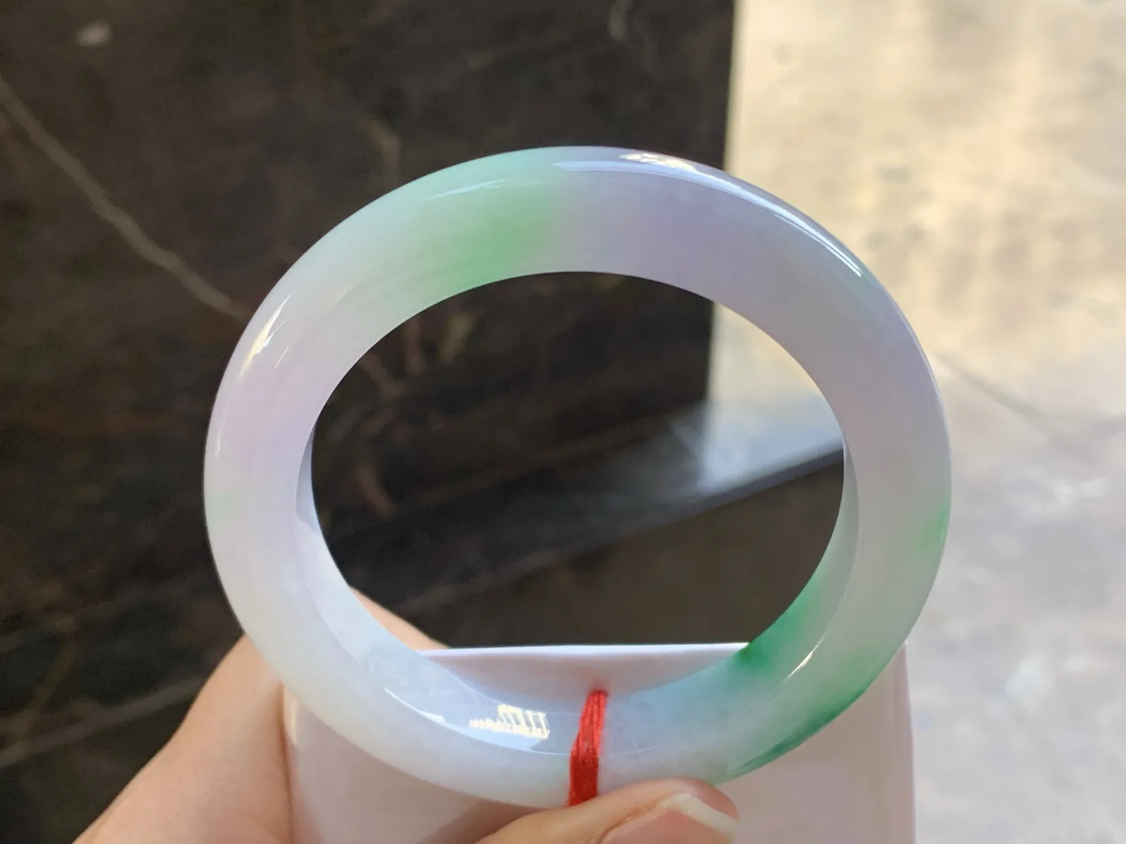 57-12.3-10.4

辣绿色手镯^_^颜色鲜艳 玉质温润