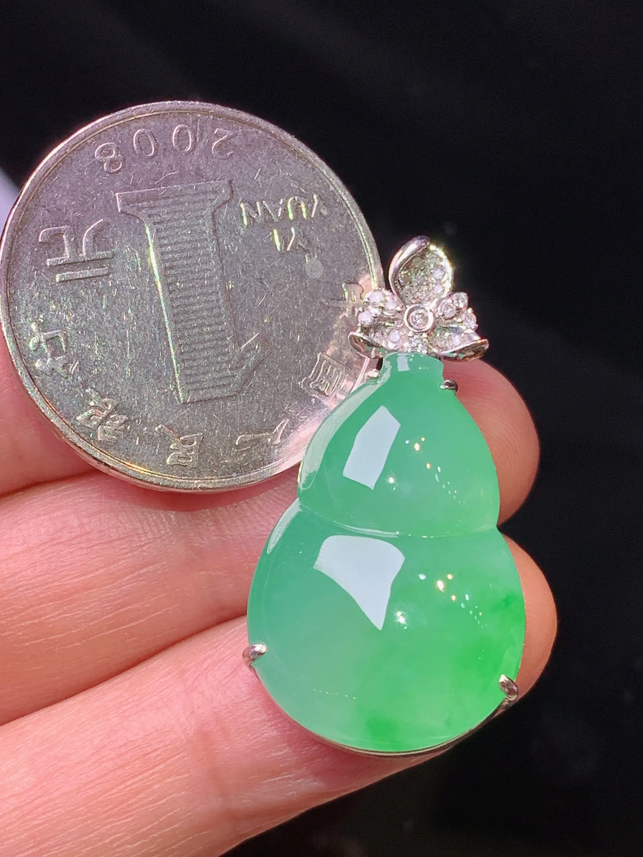 18k金钻镶嵌翠绿葫芦吊坠 玉质细腻 色泽艳丽清新 整体尺寸32*16.5*9.6