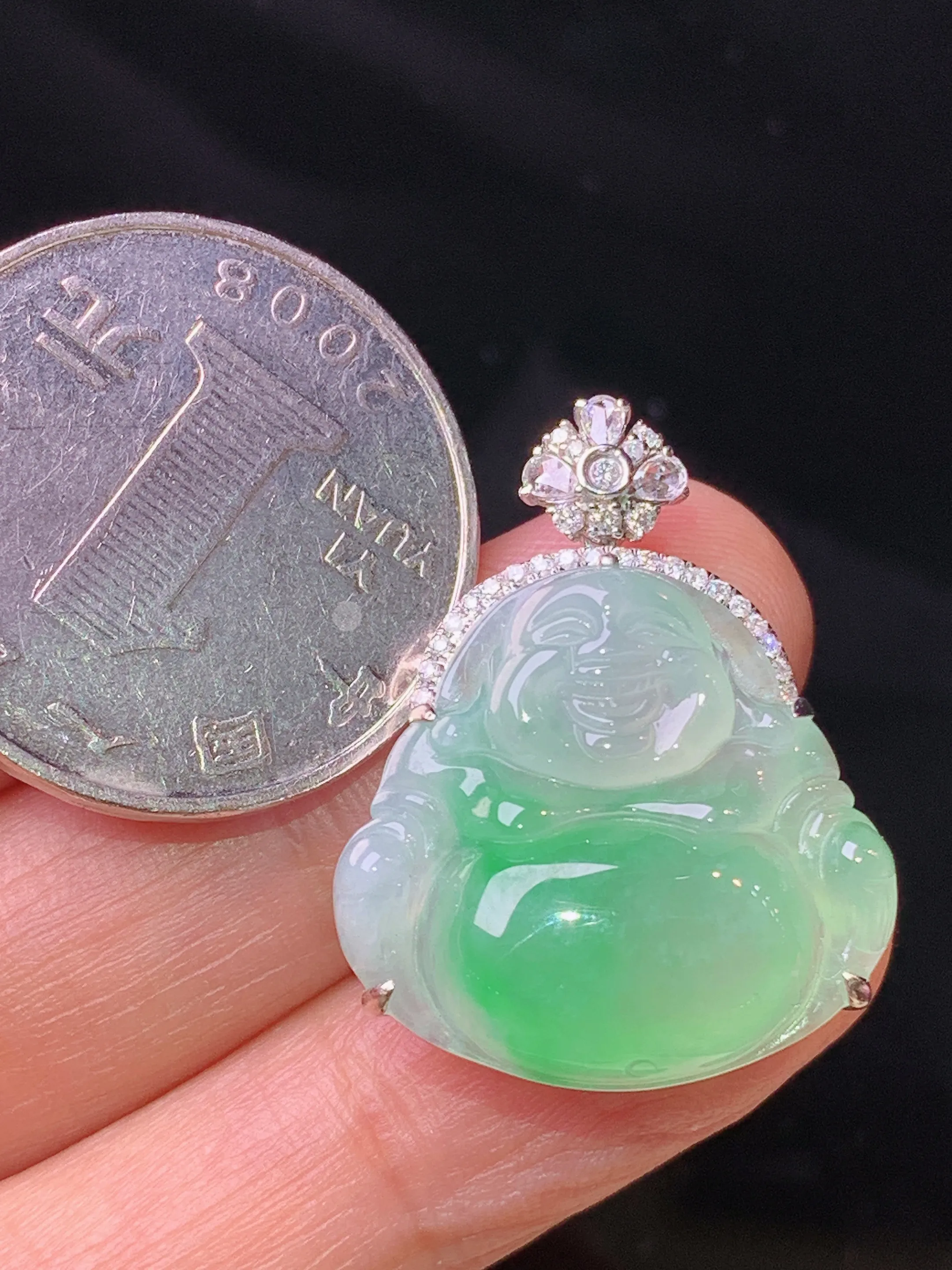 18k金钻镶嵌飘绿佛公吊坠 玉质细腻 色泽艳丽清新 整体尺寸27.6*21.5*9