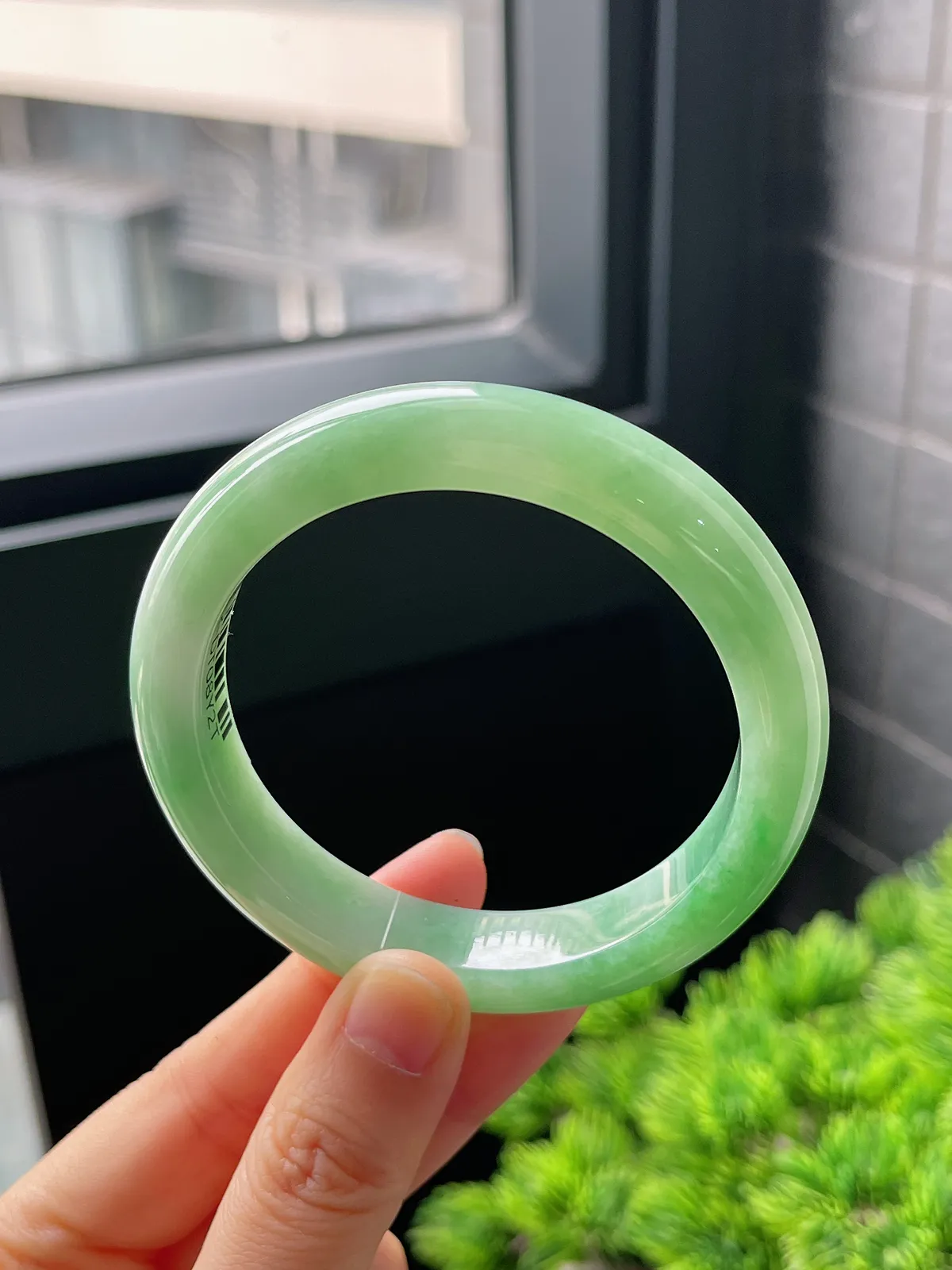 正圈55.8圈口，翡翠糯化种飘绿手镯