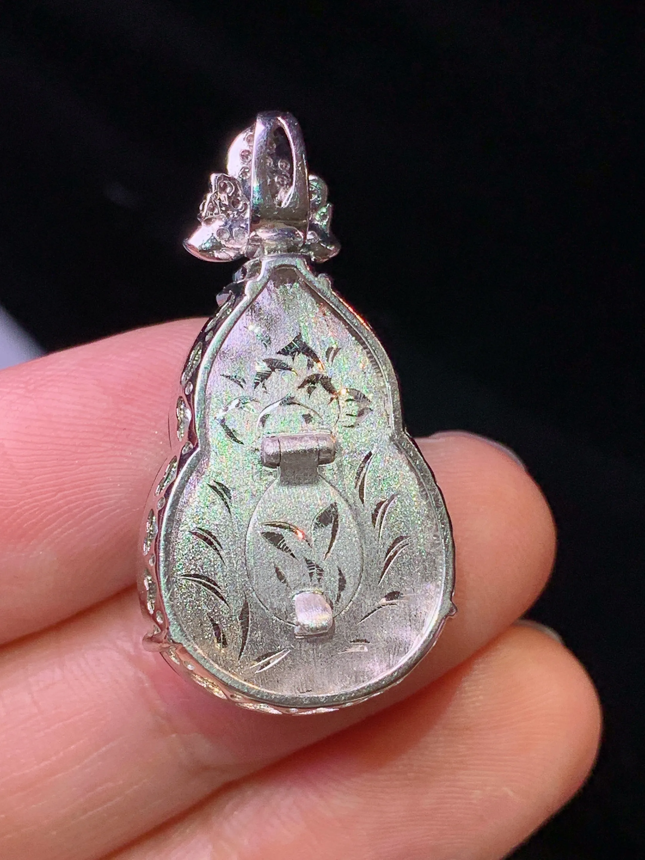 18k金钻镶嵌翠绿葫芦吊坠 玉质细腻 色泽艳丽清新 整体尺寸32*16.5*9.6