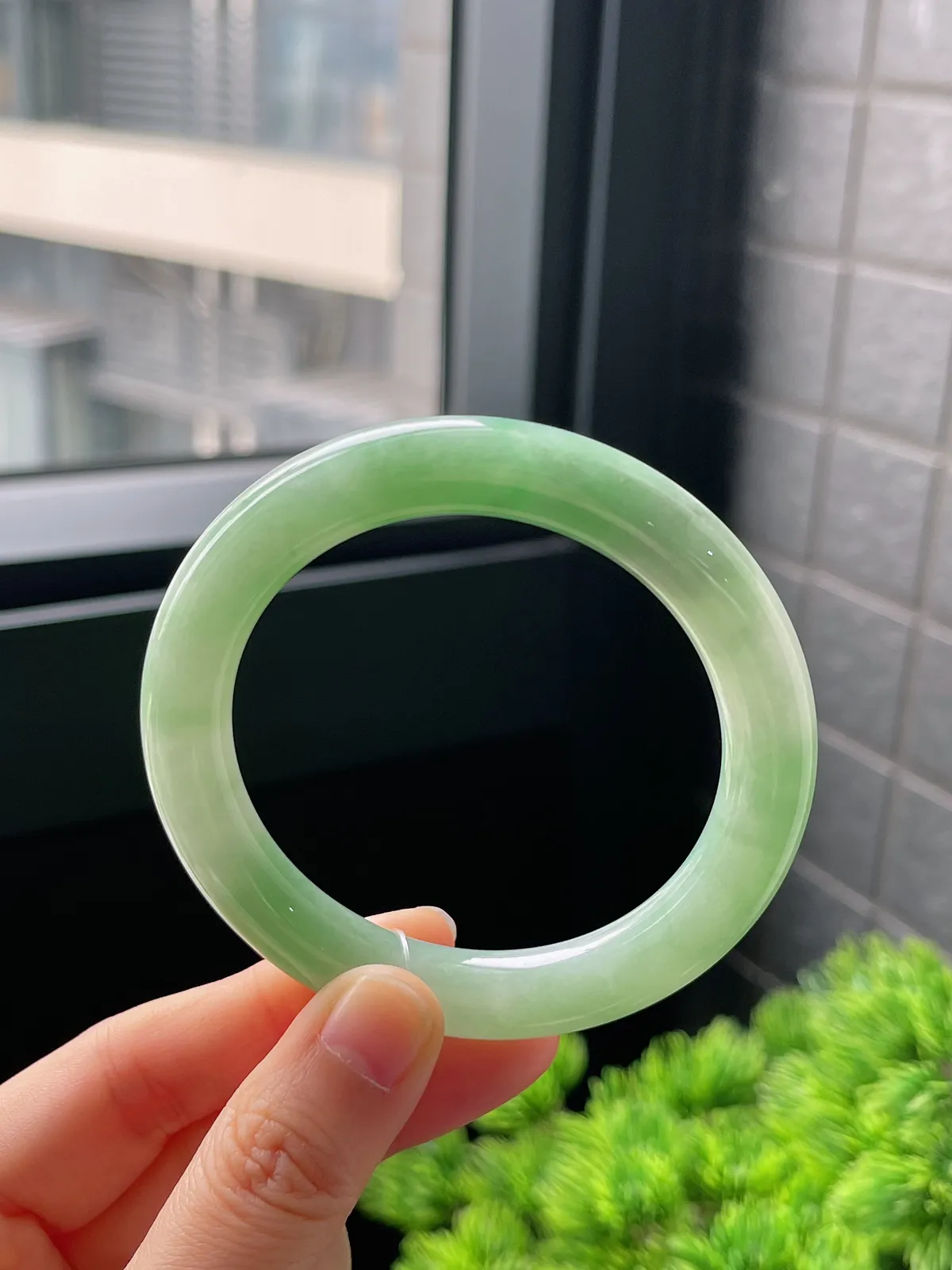 圆镯53.7圈口，翡翠糯化种淡绿色手镯