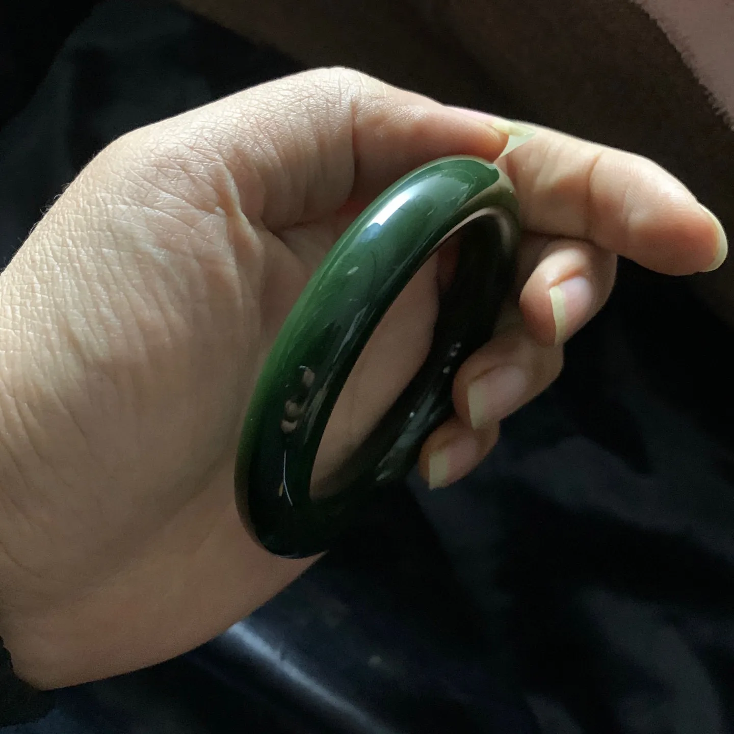 54.5圈口和田玉碧玉菠菜绿肥圆条手镯【挽间柔情】，和田玉54.5圈口肥圆条手镯，镯型古朴典雅。在诗情画意的雨巷相遇，你是我腕间的一抹风情，有你眸有深情.清风荡漾湖间静水，我愿俯身低眉，在烟波涟漪处寻