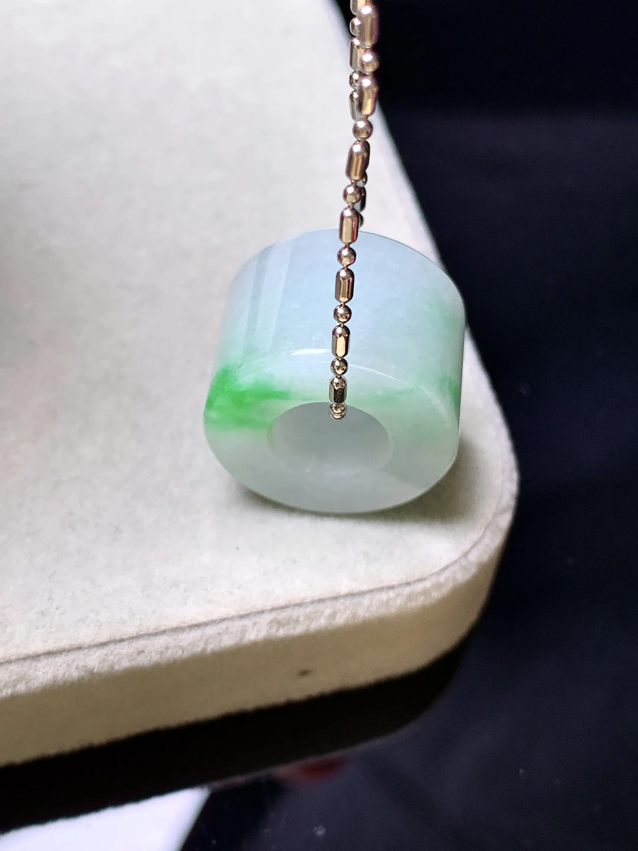 飘绿路路通吊坠 玉质细腻 色泽清新艳丽 整体尺寸18.2*18.2*12.5