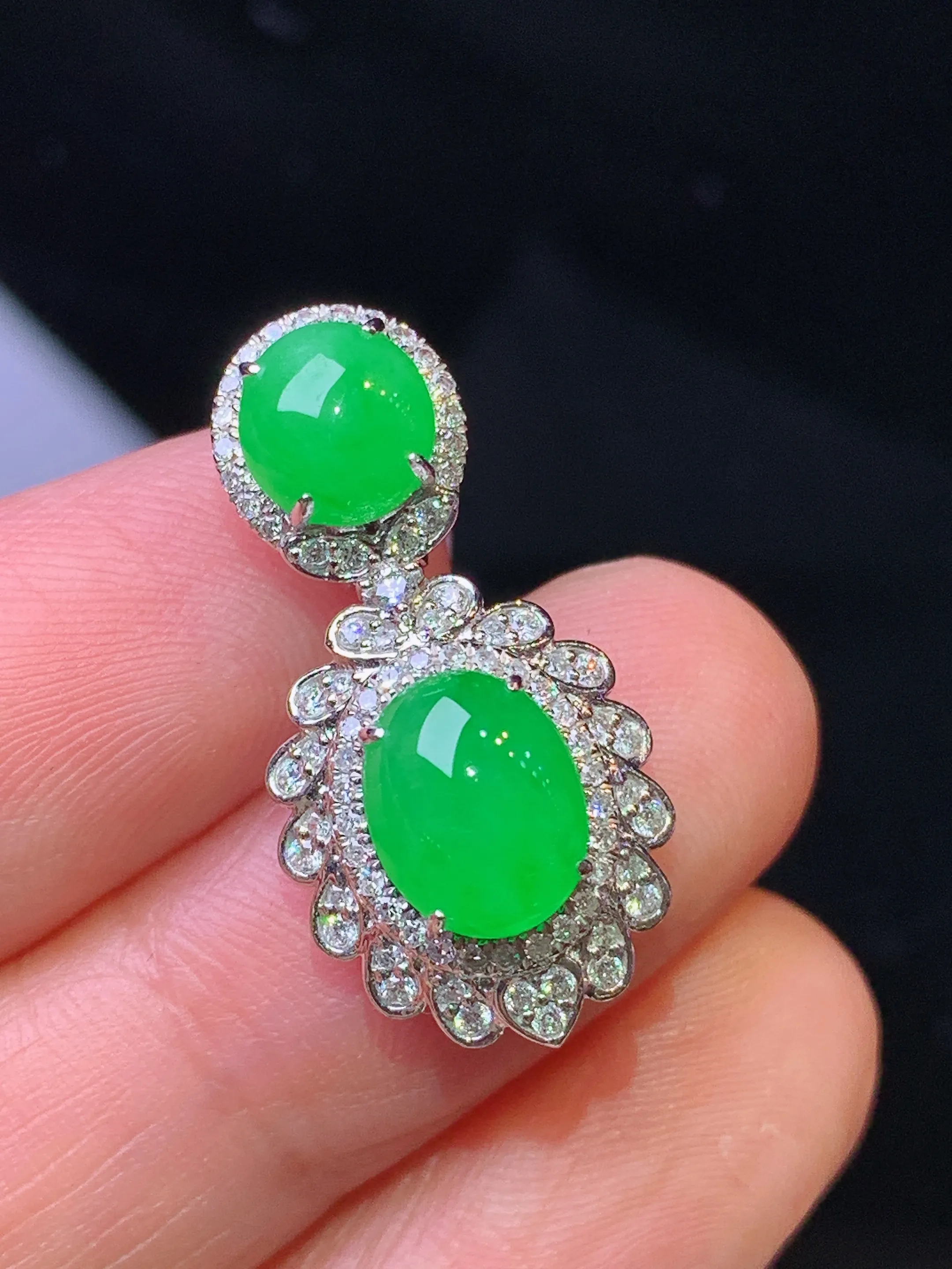 18k金钻镶嵌满绿蛋面吊坠 玉质细腻 色泽艳丽清新 整体尺寸 25.2*12.5*9