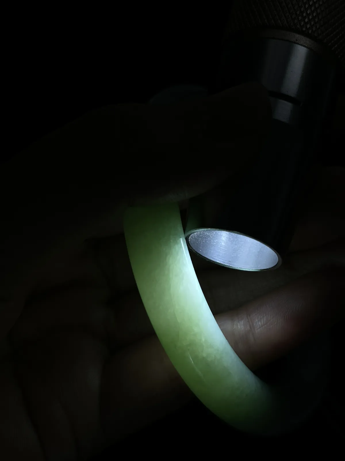 圆镯53.7圈口，翡翠糯化种淡绿色手镯