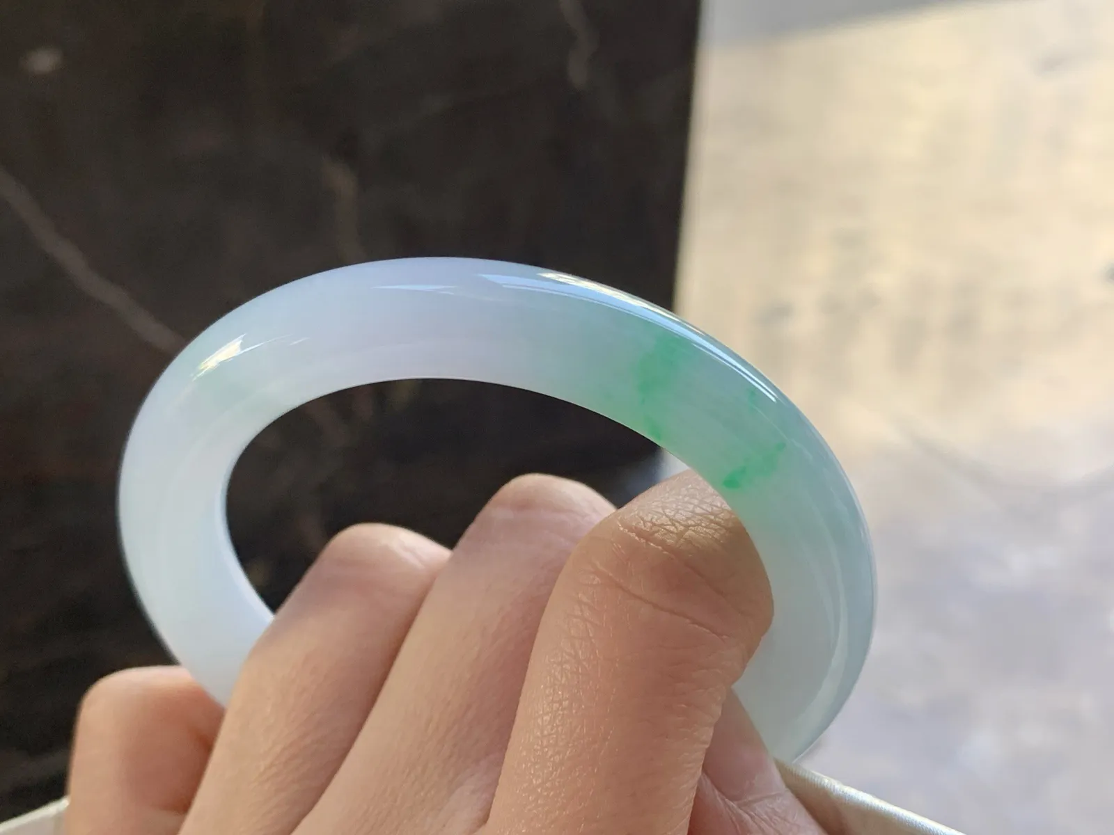 53.5-10.5

飘绿圆条手镯^_^清新