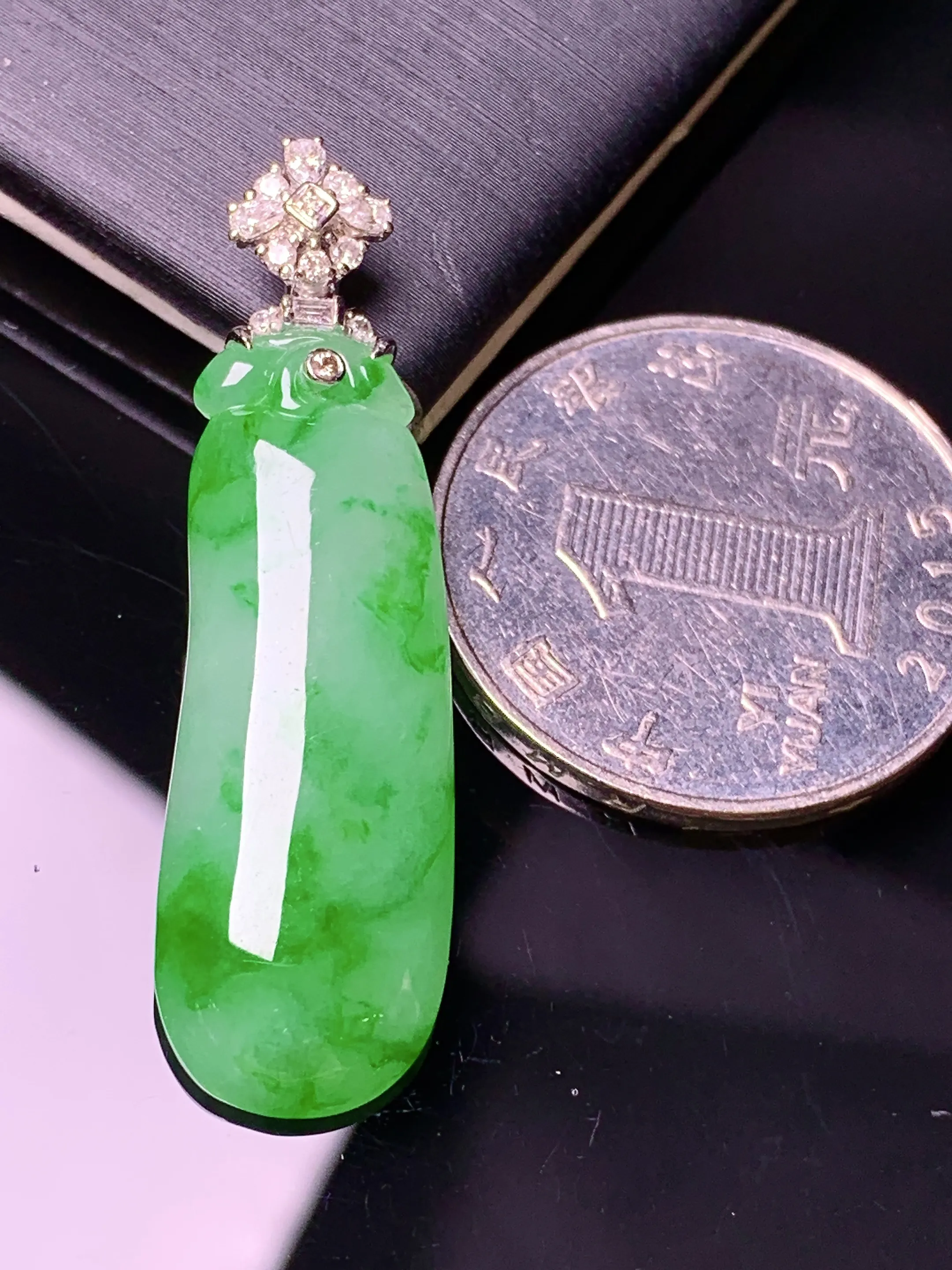 18k金钻镶嵌翠绿福瓜吊坠 玉质细腻 色泽艳丽清新 整体尺寸39.6*11.3*4.6