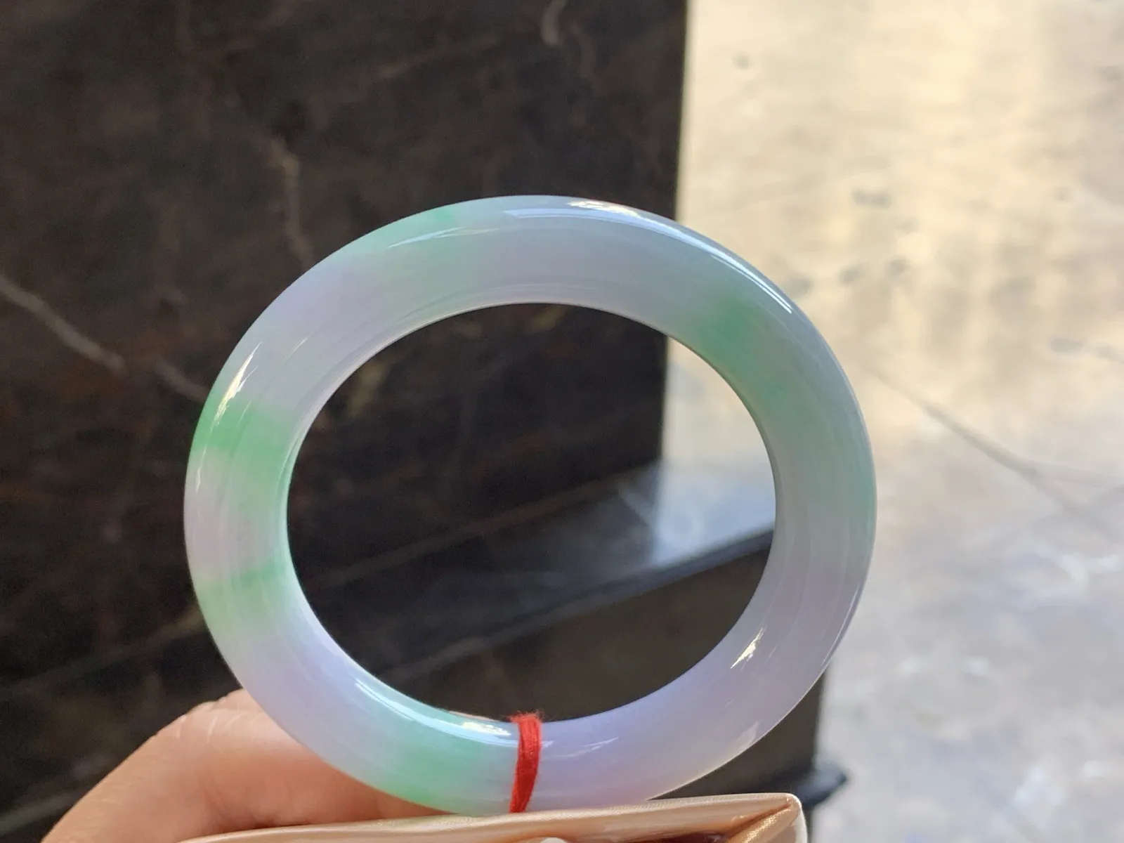 56-11.4

春带彩圆条手镯^_^鲜艳 玉质温润