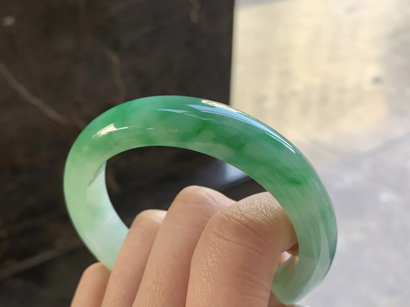 56-12.9-8.3

绿色手镯^_^颜色鲜艳 玉质温润