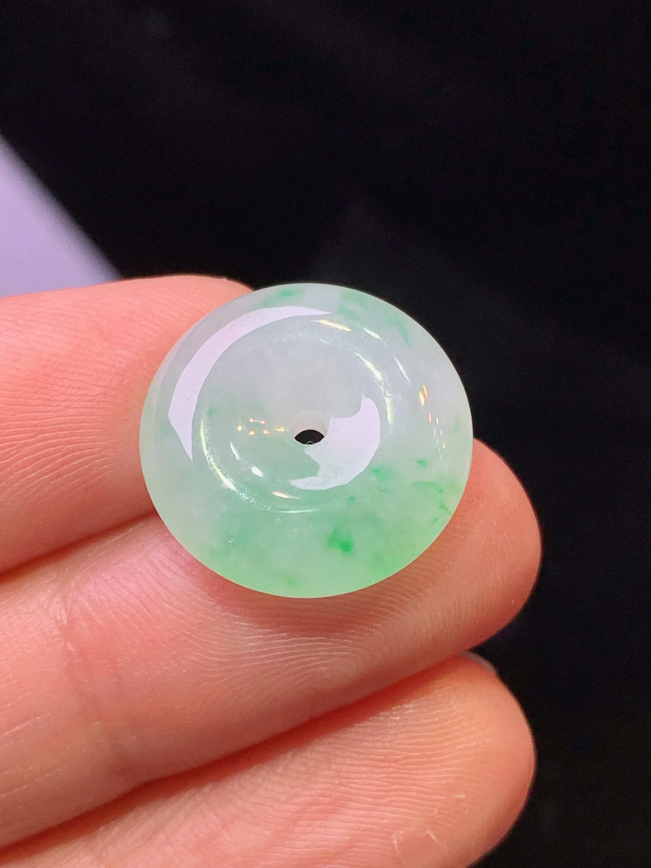 飘绿平安扣吊坠 玉质细腻 色泽艳丽清新 整体尺寸 16.6*5