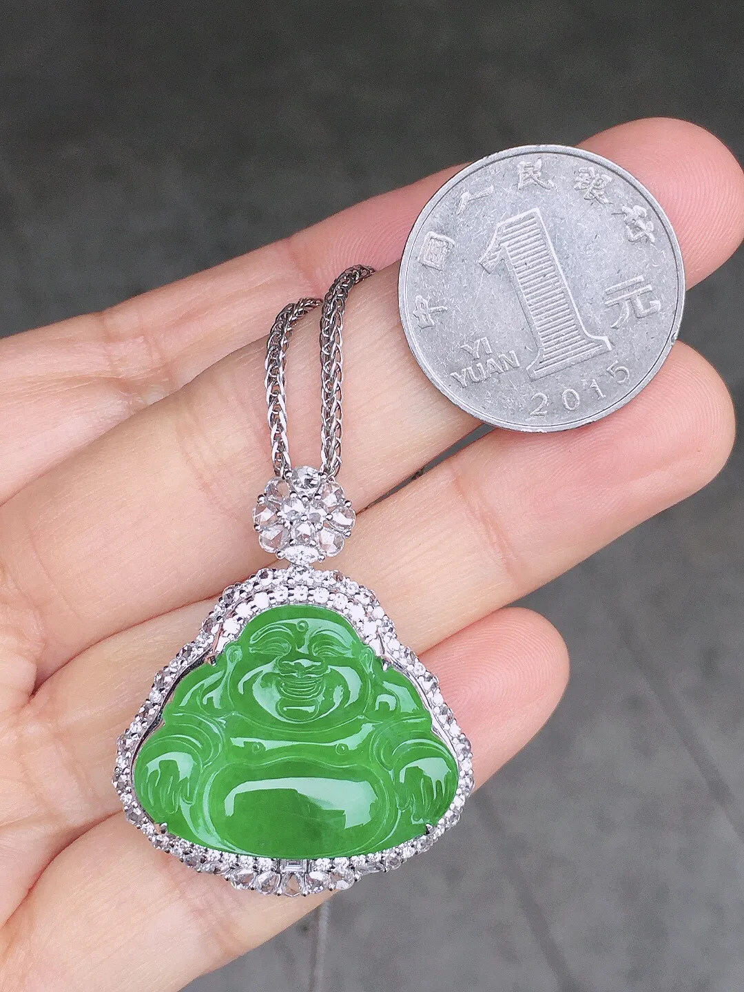 阳绿佛公吊坠，色泽均匀艳丽，玉质细腻，荧光感超
强，饱满圆润，尽显优雅气质，18k
金豪华镶嵌