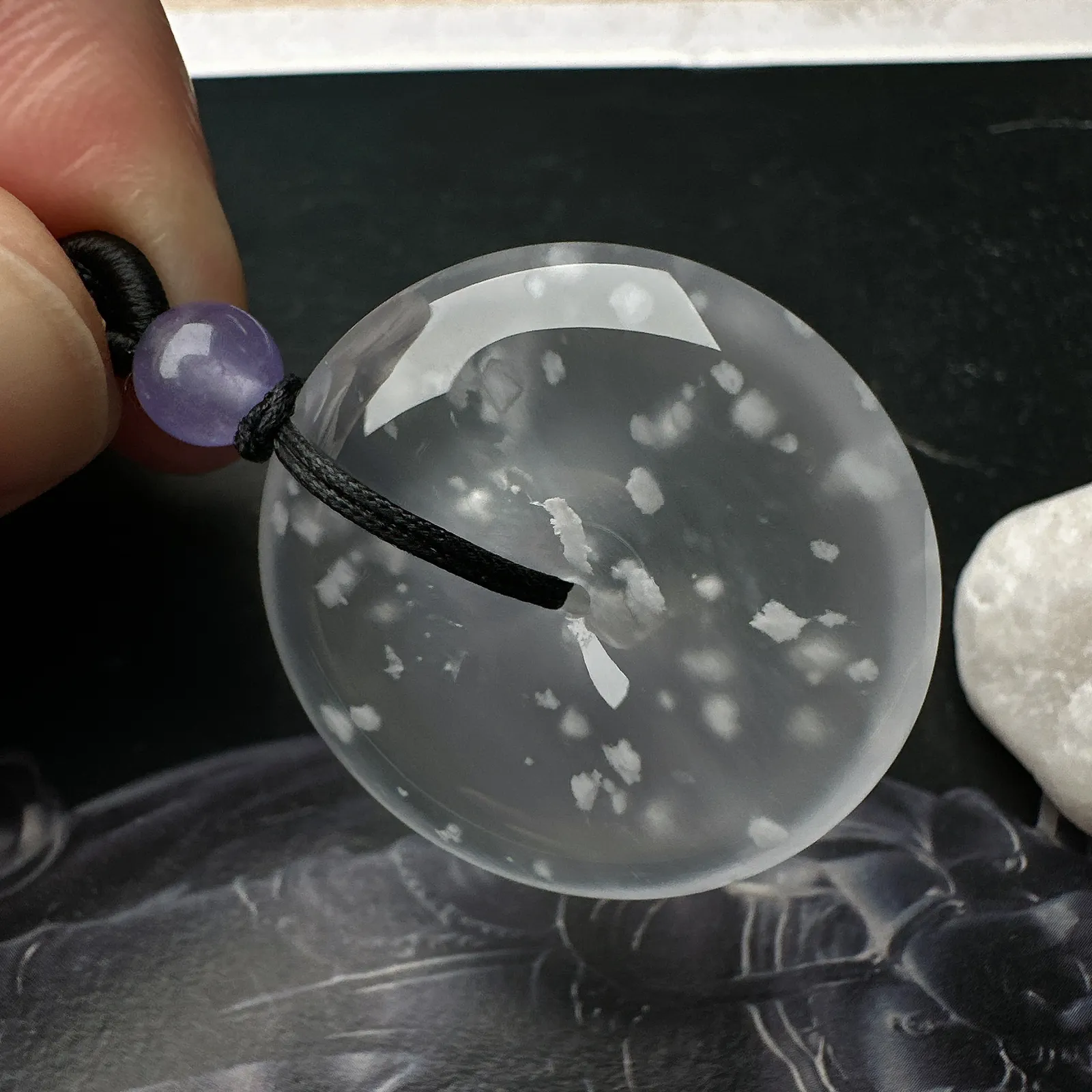 【玻璃种平安扣吊坠】雪花棉老料，玻璃光泽，晶莹剔透，冰感十足，通透闪亮，收藏品质