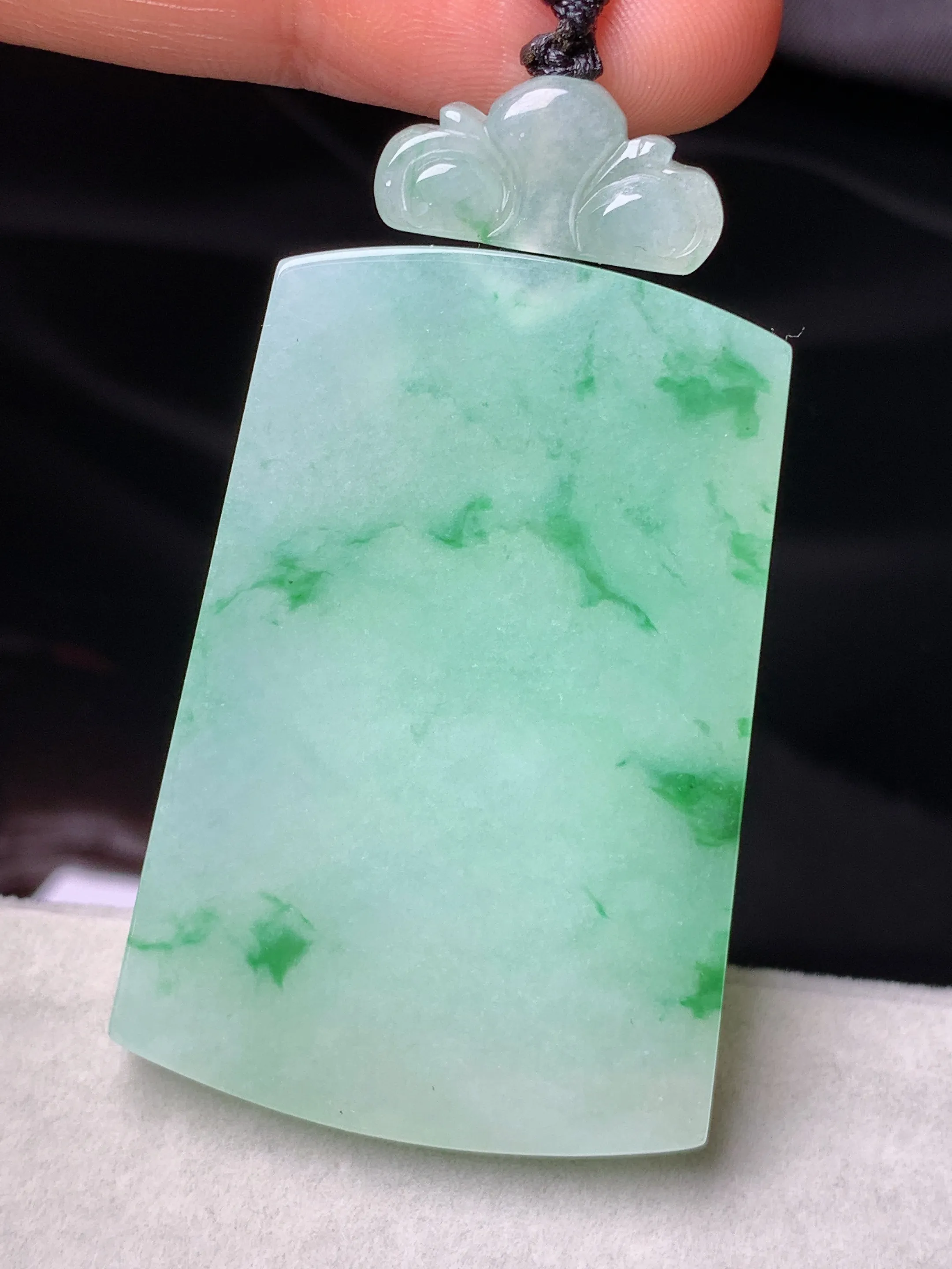 飘绿无事牌吊坠 玉质细腻 色泽清新艳丽 整体尺寸46*31.5*4.8