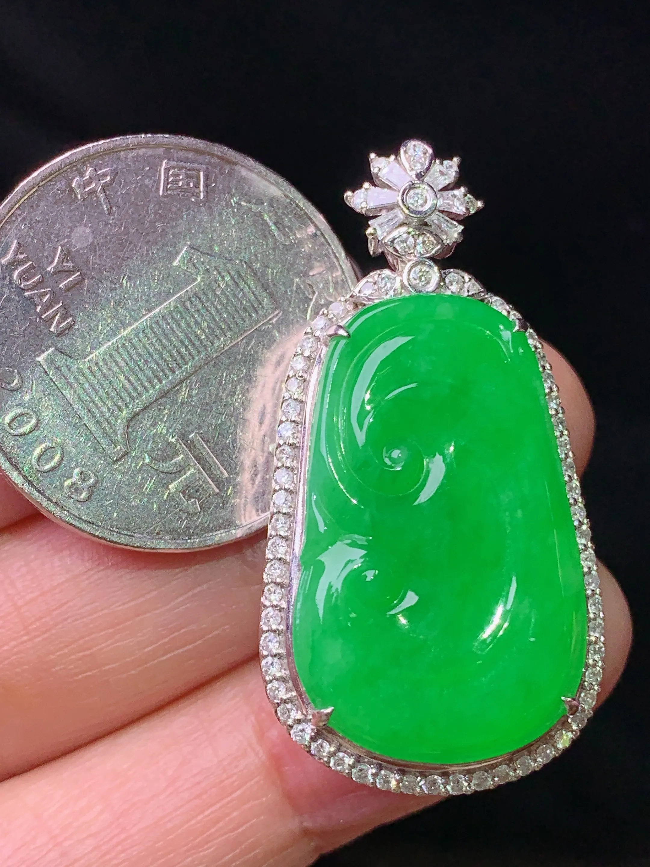 18k金钻镶嵌满绿如意吊坠 玉质细腻 色泽艳丽清新 整体尺寸37.6*19.6*9.8