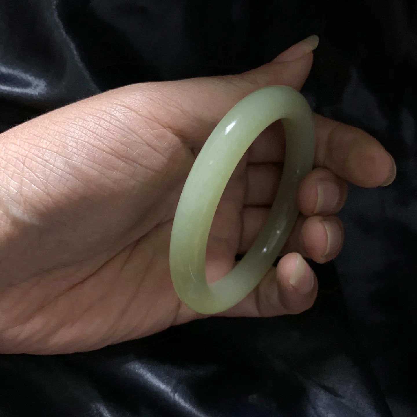 56圈口和田玉黄口料手镯【挽间柔情】，和田玉56圈口黄口料手镯，镯型古朴典雅。在诗情画意的雨巷相遇，你是我腕间的一抹风情，有你眸有深情.清风荡漾湖间静水，我愿俯身低眉，在烟波涟漪处