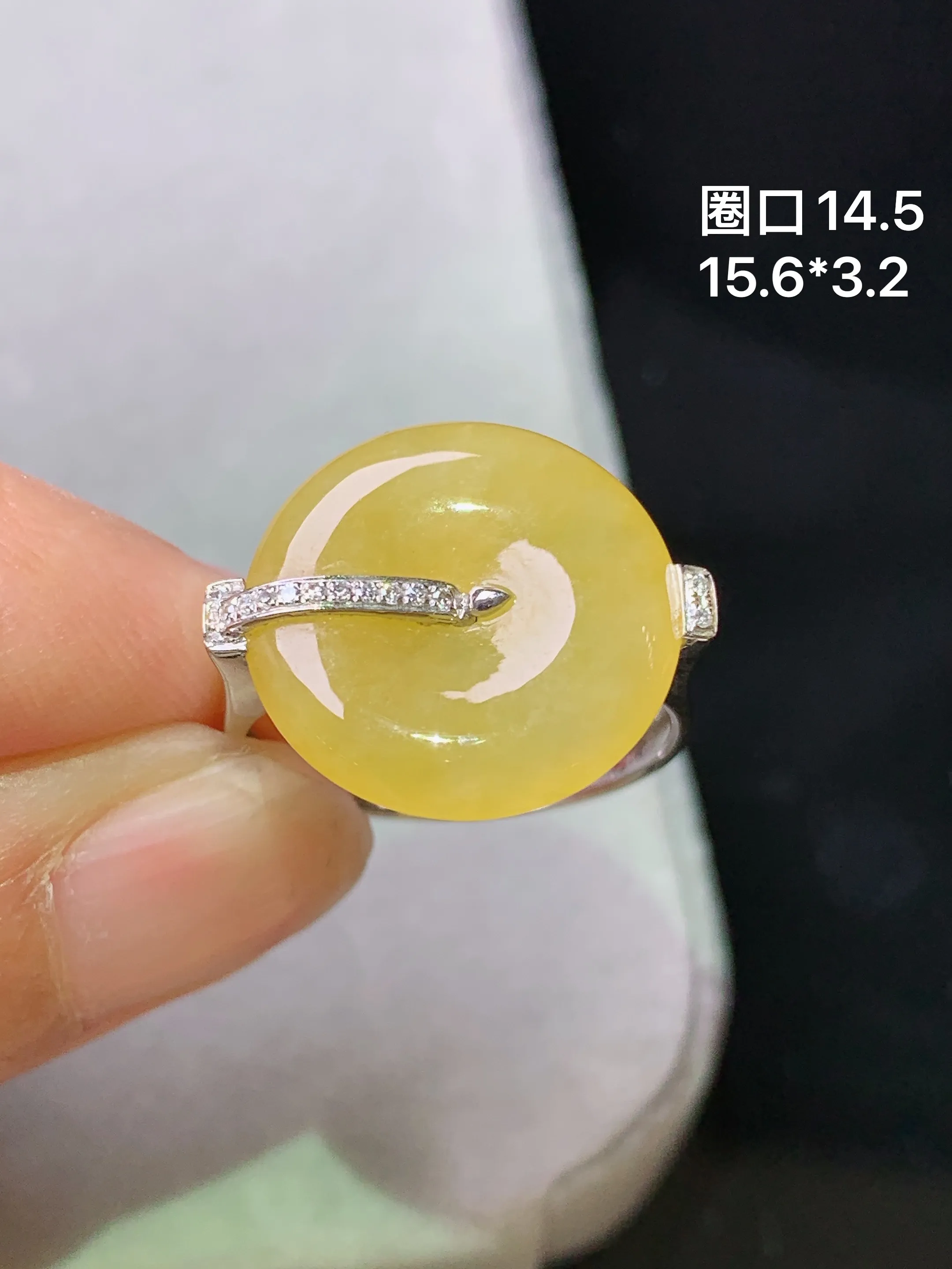 18k金钻镶嵌黄翡平安扣戒指 玉质细腻 色泽艳丽清新 圈口14.5 整体尺寸 15.6*3.2